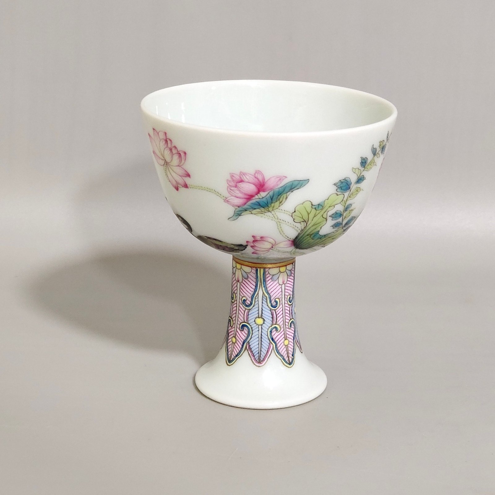 Qing Dynasty Yongzheng Mandarin ducks playing in the water and lotus goblet