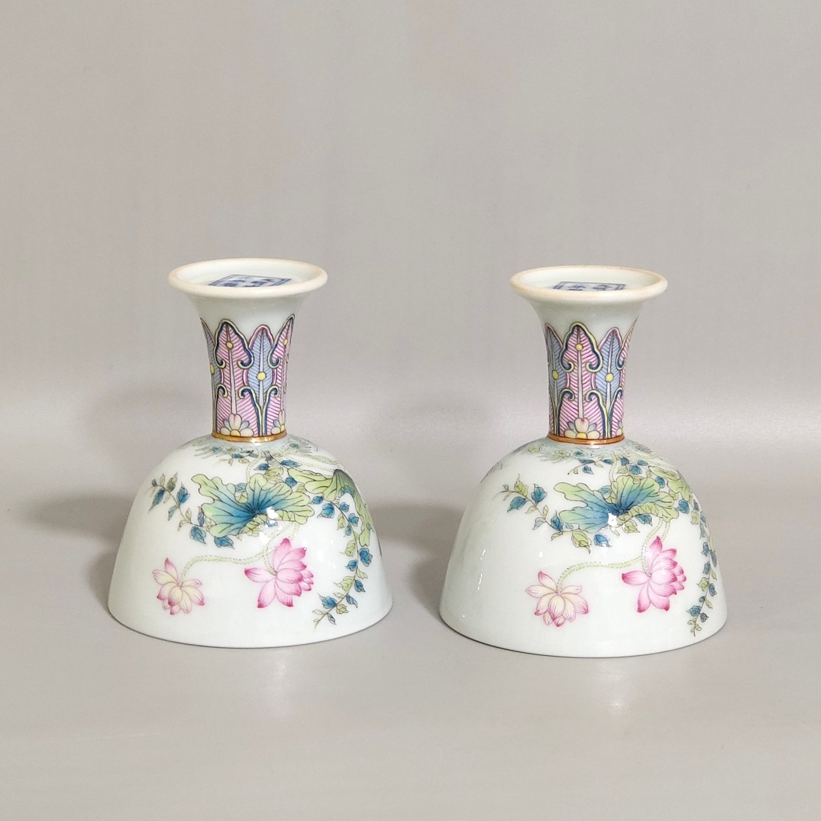 Qing Dynasty Yongzheng Mandarin ducks playing in the water and lotus goblet