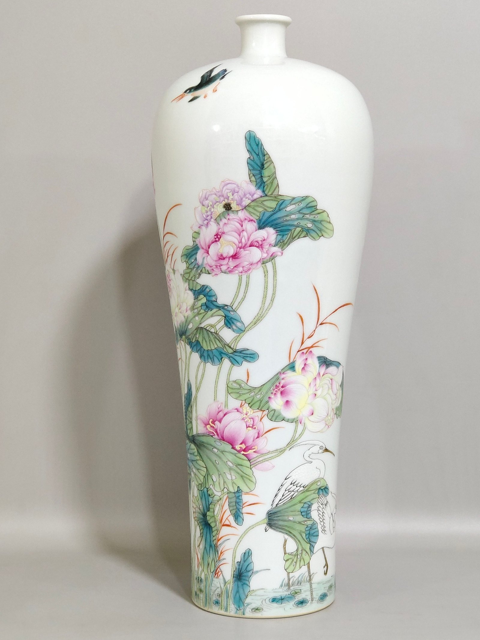 Qing Dynasty Yongzheng ascended the plum vase all the way