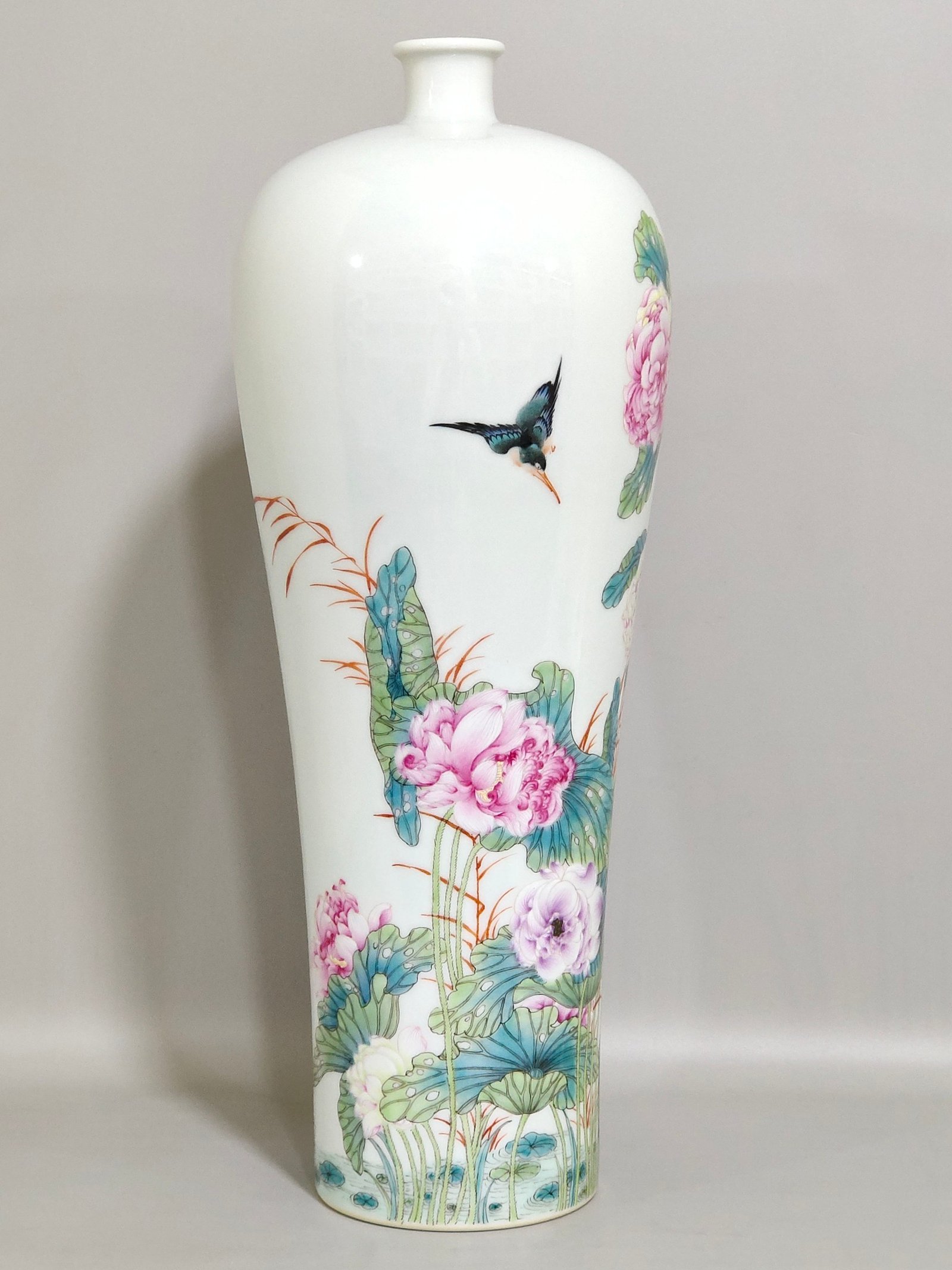 Qing Dynasty Yongzheng ascended the plum vase all the way