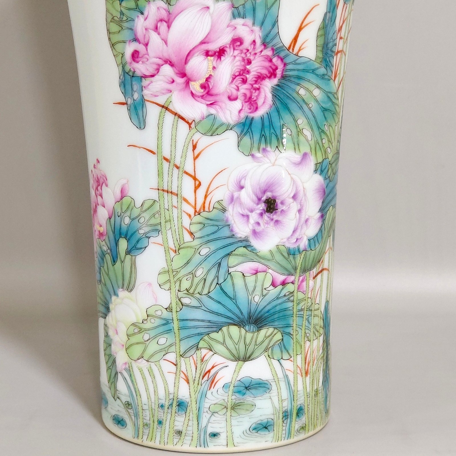 Qing Dynasty Yongzheng ascended the plum vase all the way