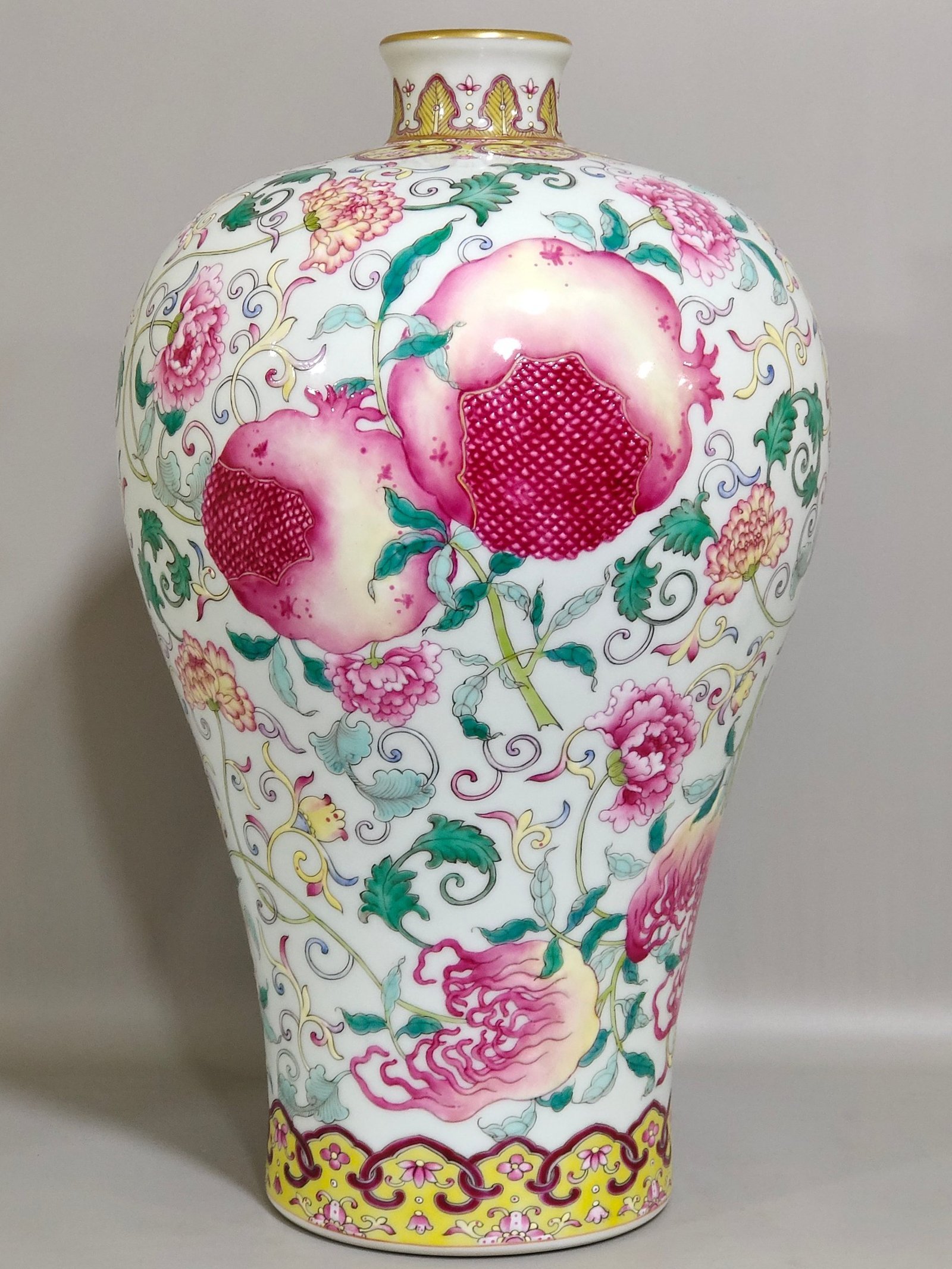 Qing Dynasty Yongzheng Sanduomei vase