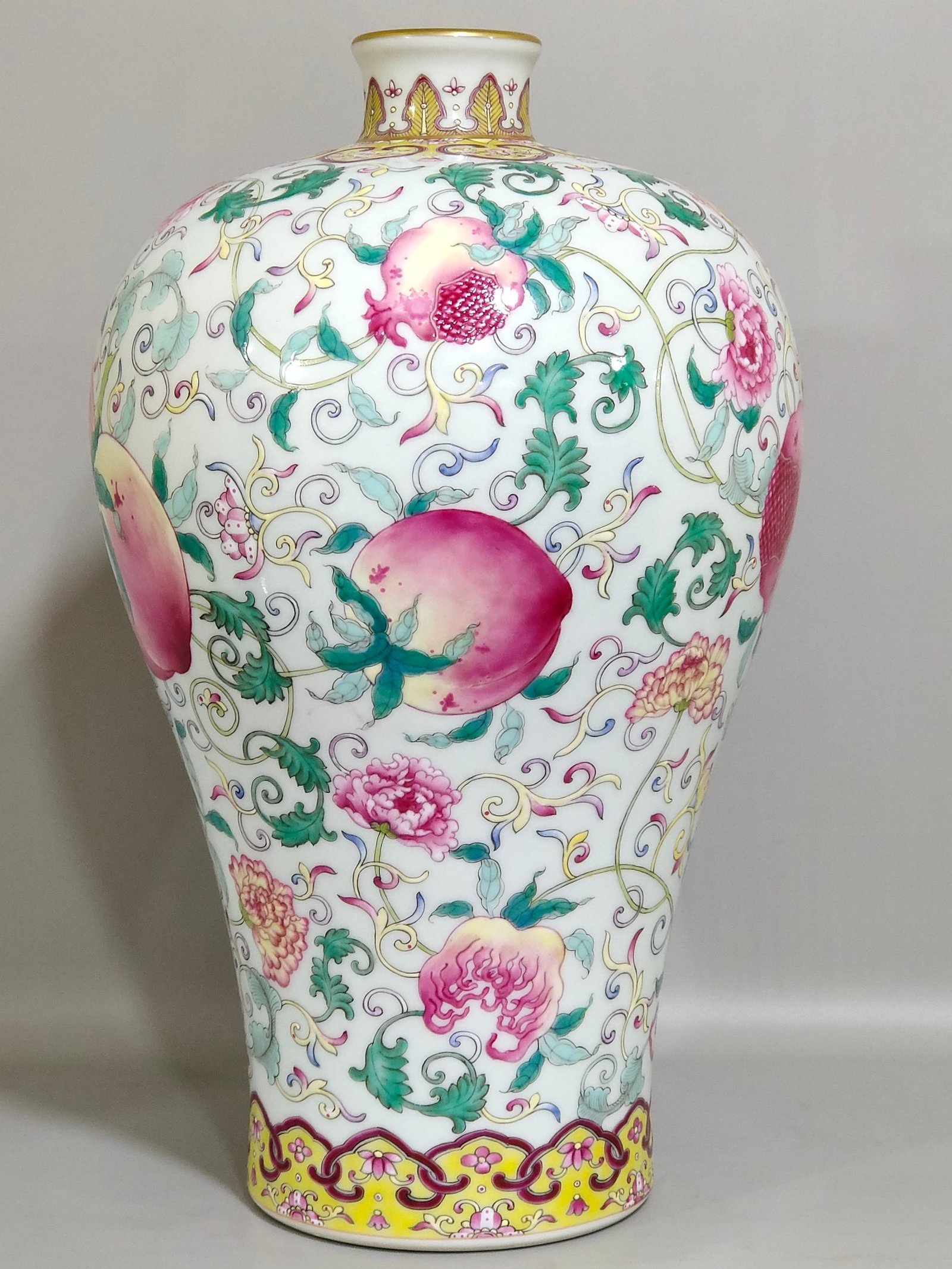 Qing Dynasty Yongzheng Sanduomei vase