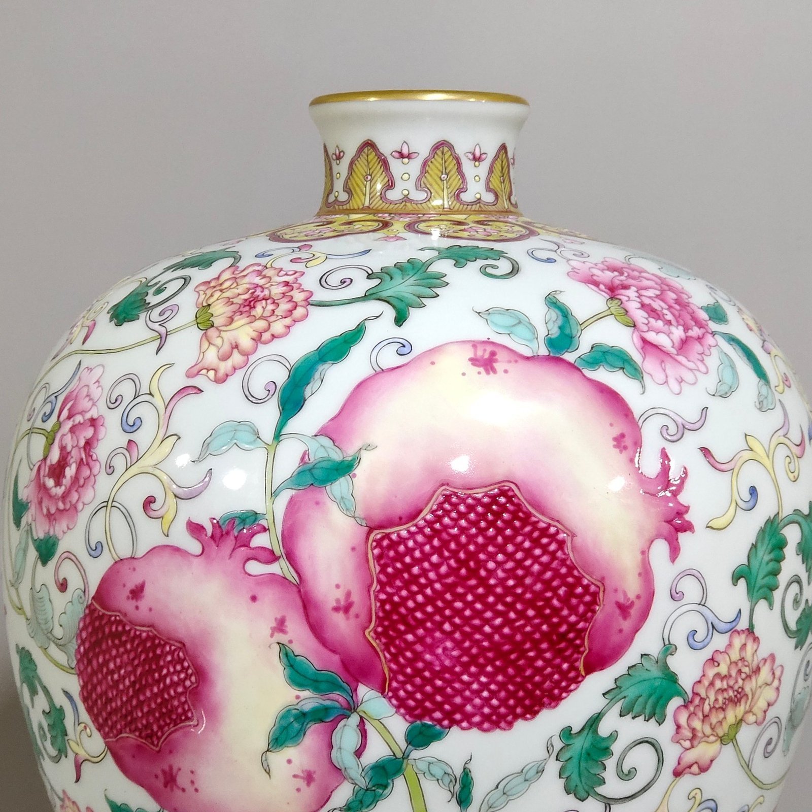 Qing Dynasty Yongzheng Sanduomei vase