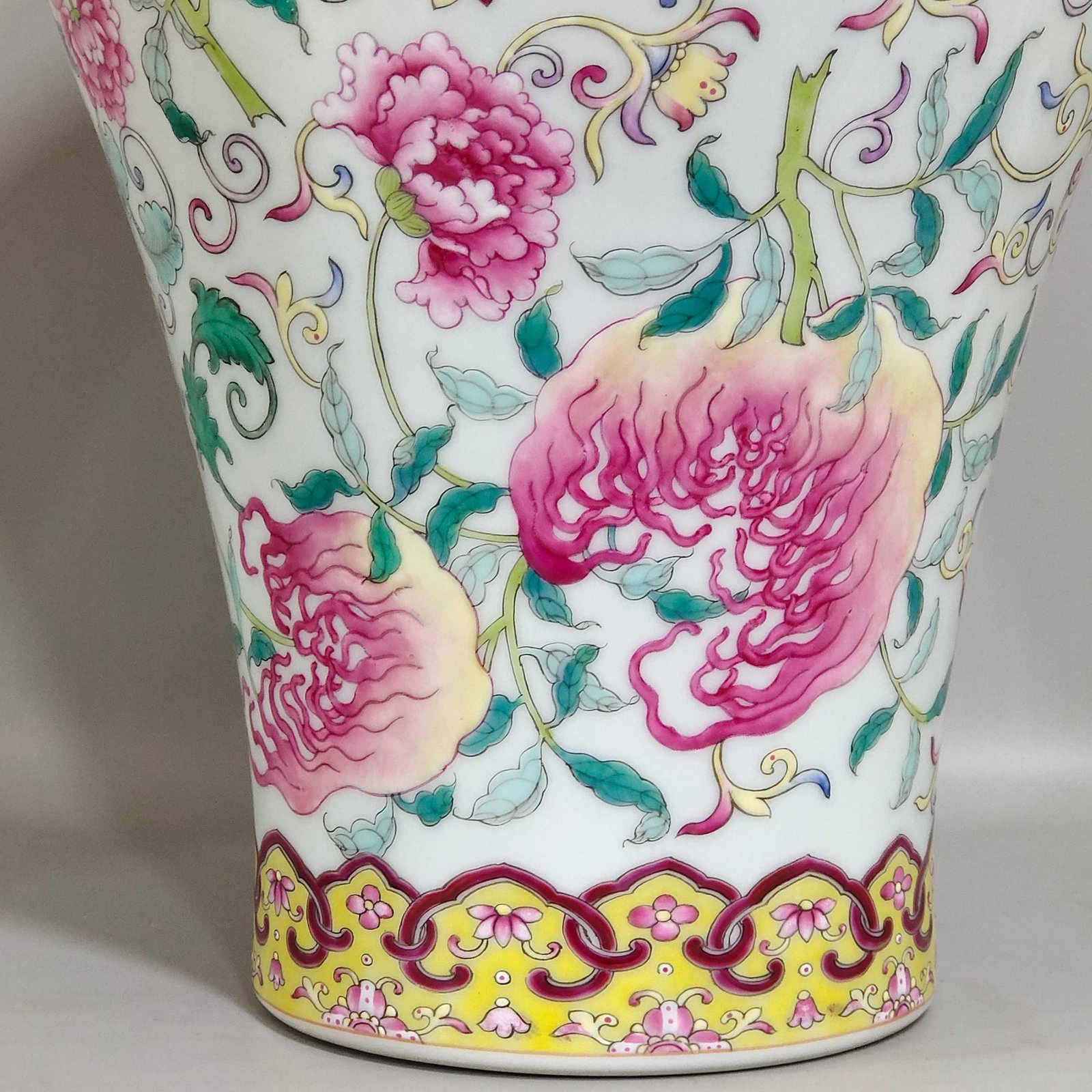 Qing Dynasty Yongzheng Sanduomei vase