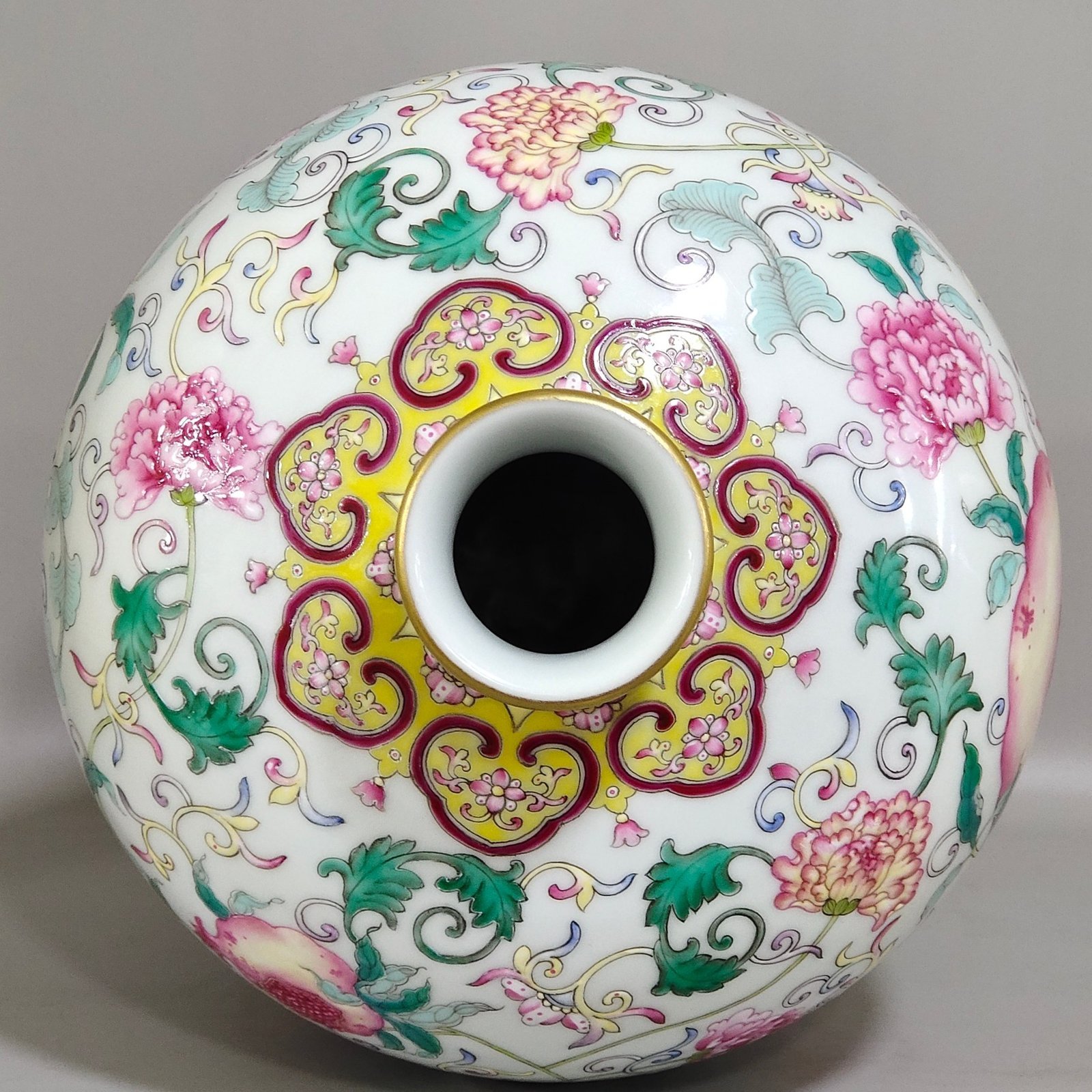 Qing Dynasty Yongzheng Sanduomei vase