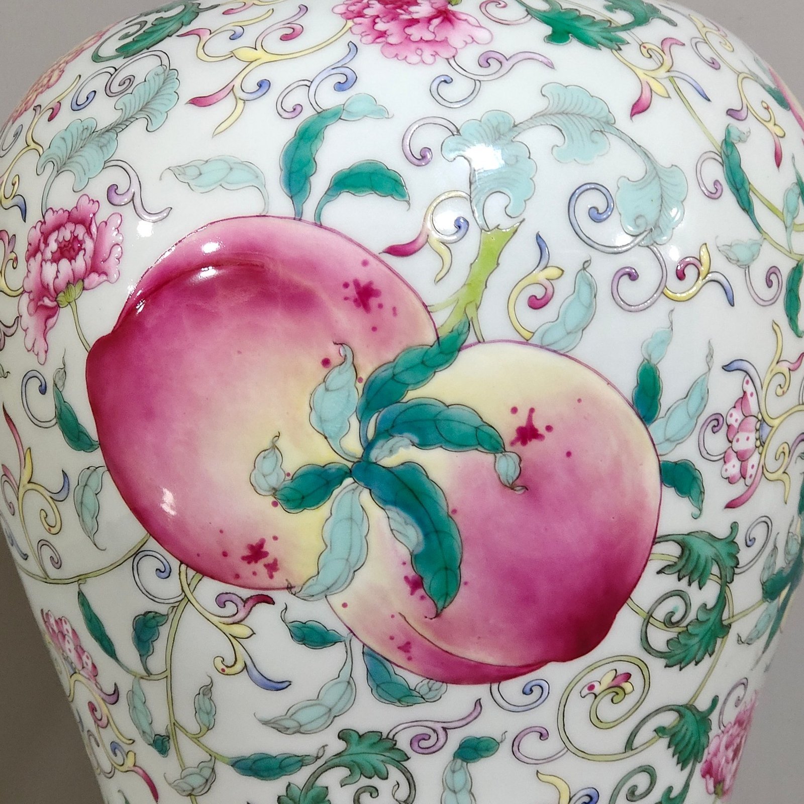Qing Dynasty Yongzheng Sanduomei vase