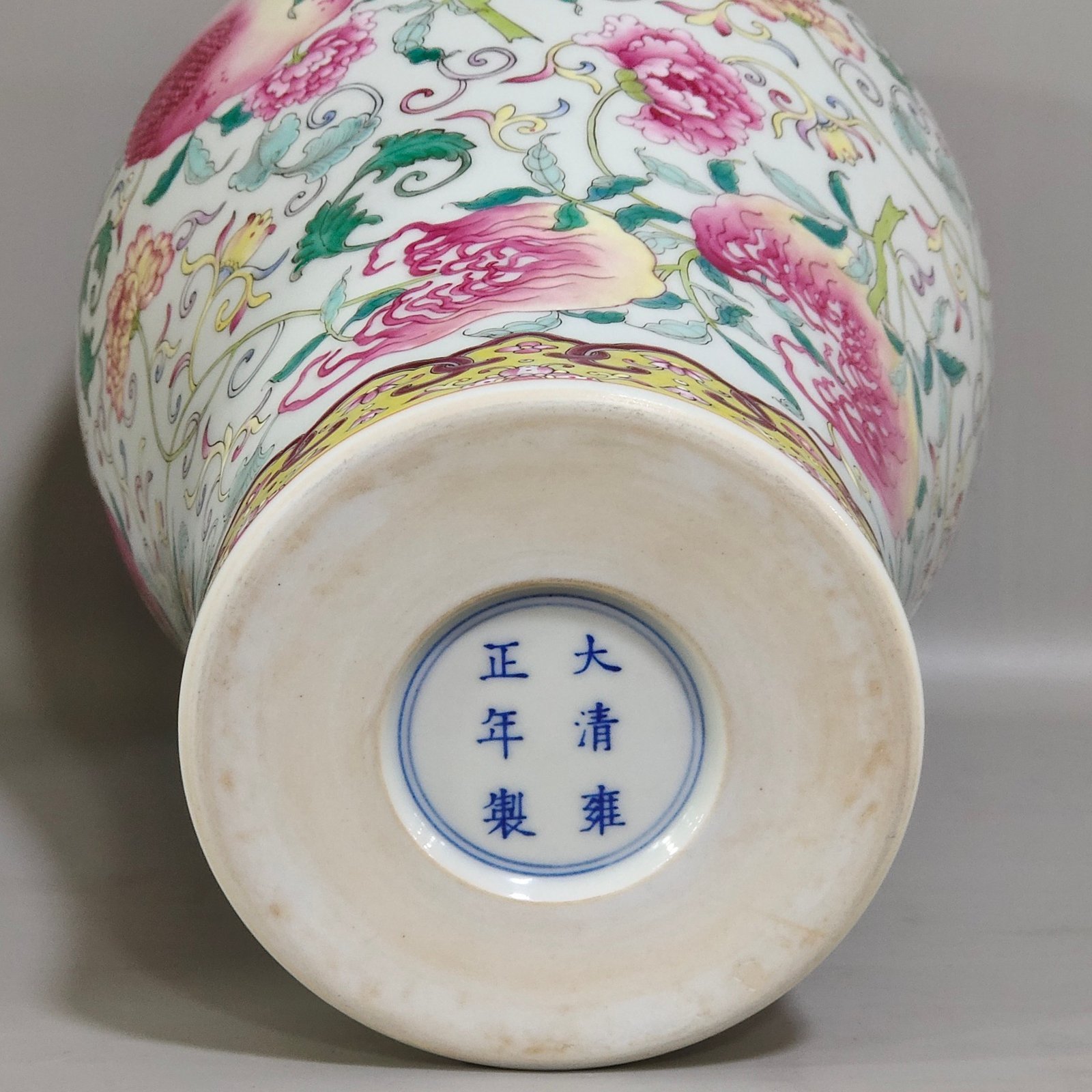 Qing Dynasty Yongzheng Sanduomei vase