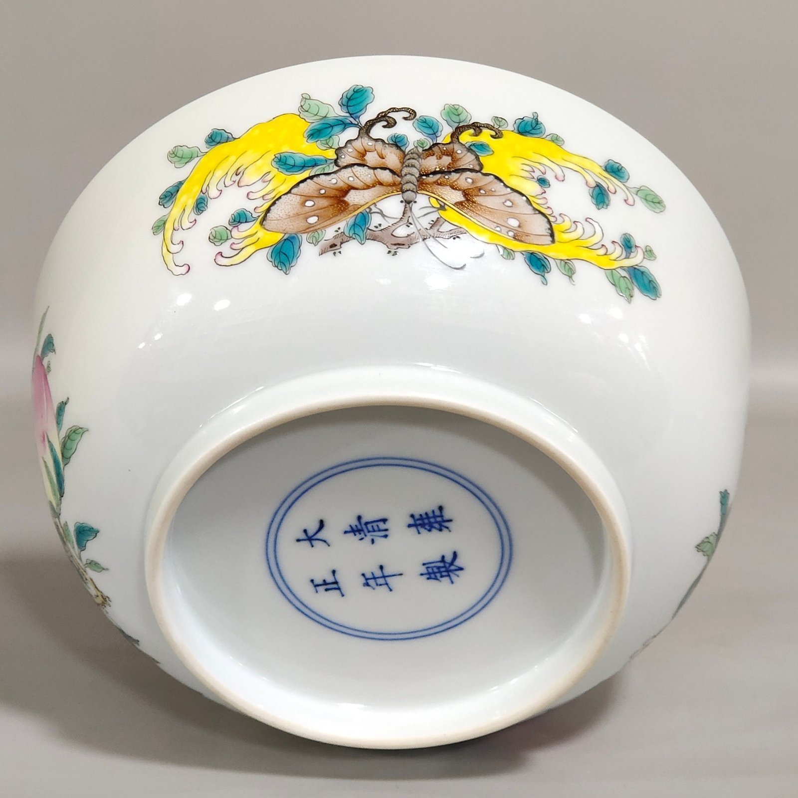 Qing Dynasty Yongzheng Sanduo butterfly bowl
