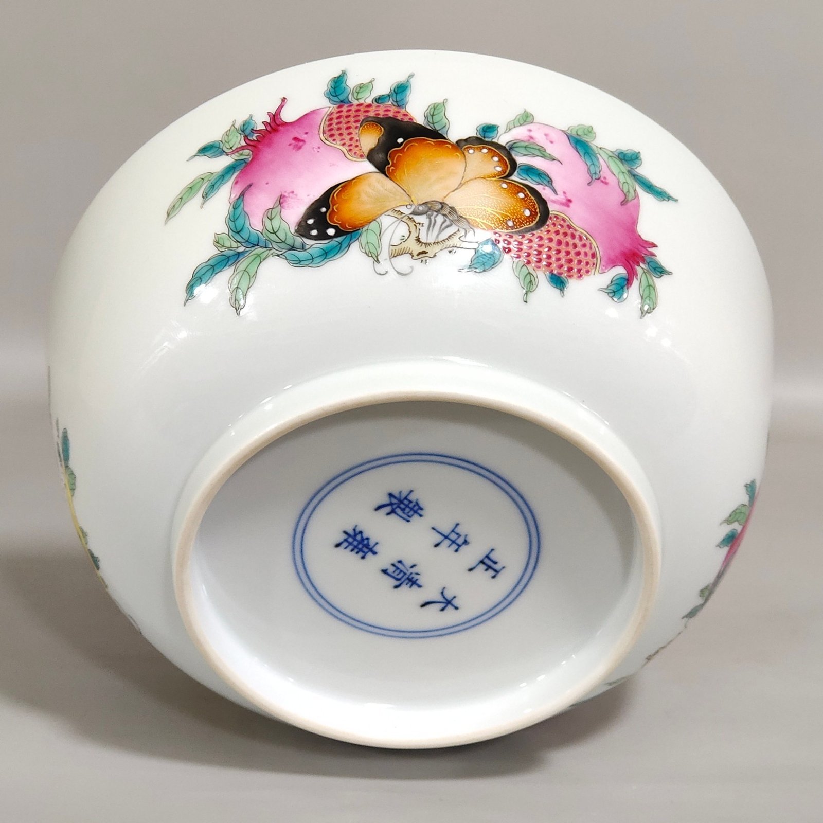 Qing Dynasty Yongzheng Sanduo butterfly bowl