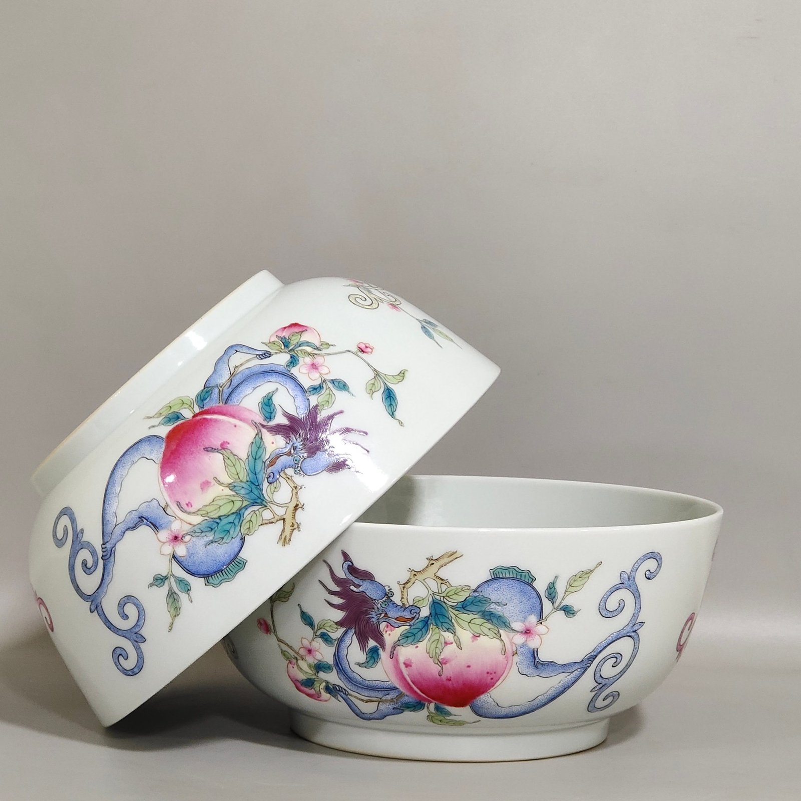 Qing Dynasty Yongzheng Sanduo Red Dragon Bowl
