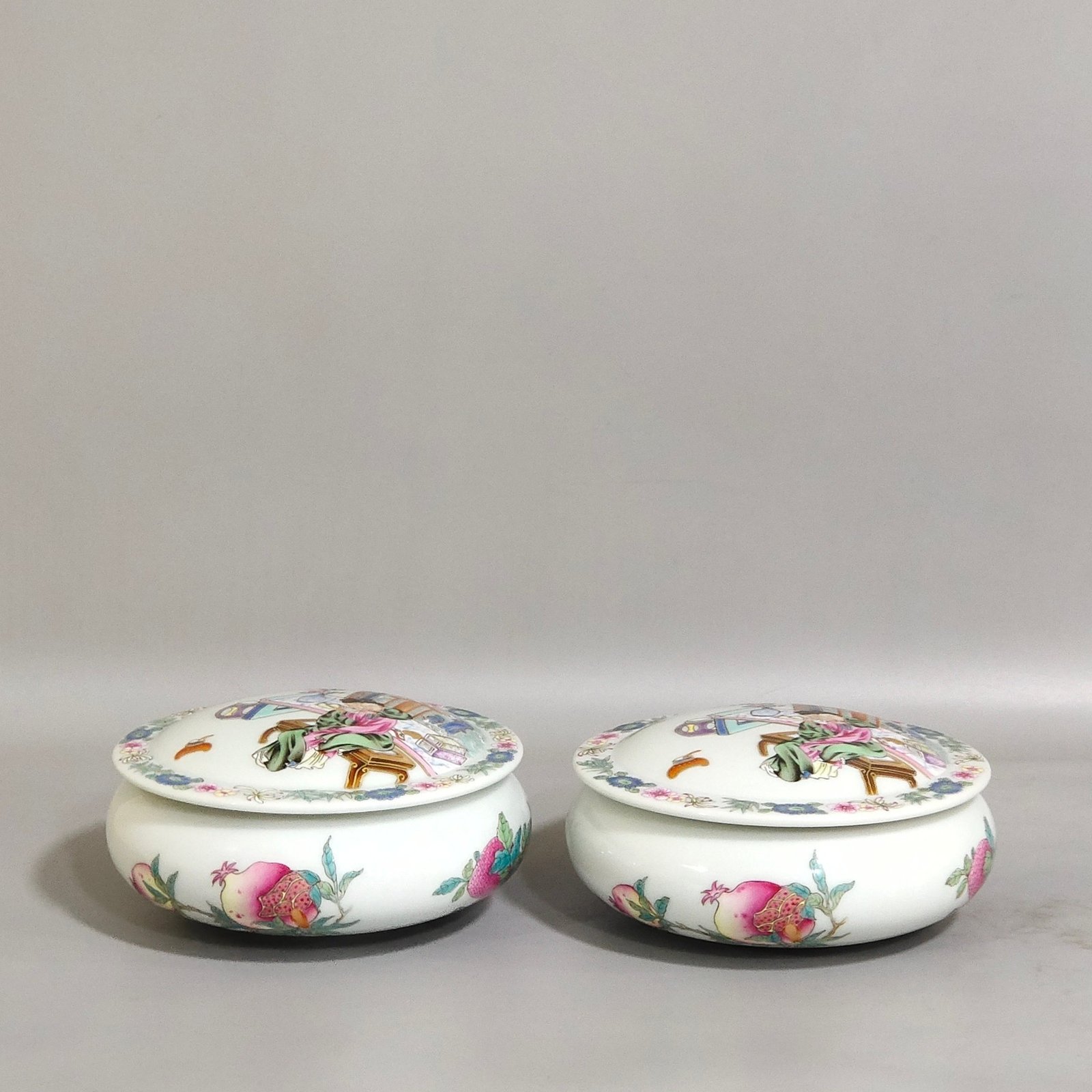 Qing Dynasty Yongzheng three fruit story chess box