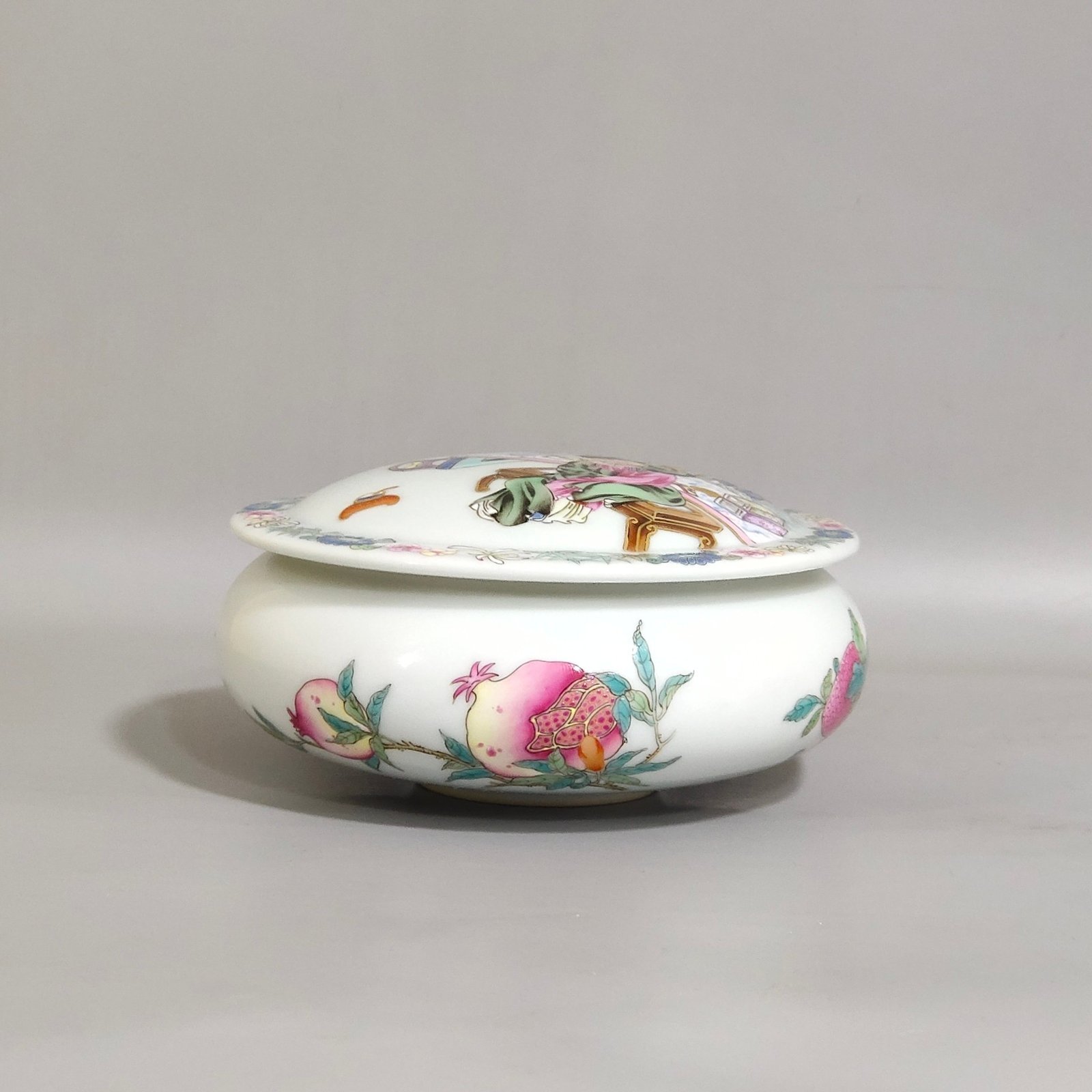 Qing Dynasty Yongzheng three fruit story chess box