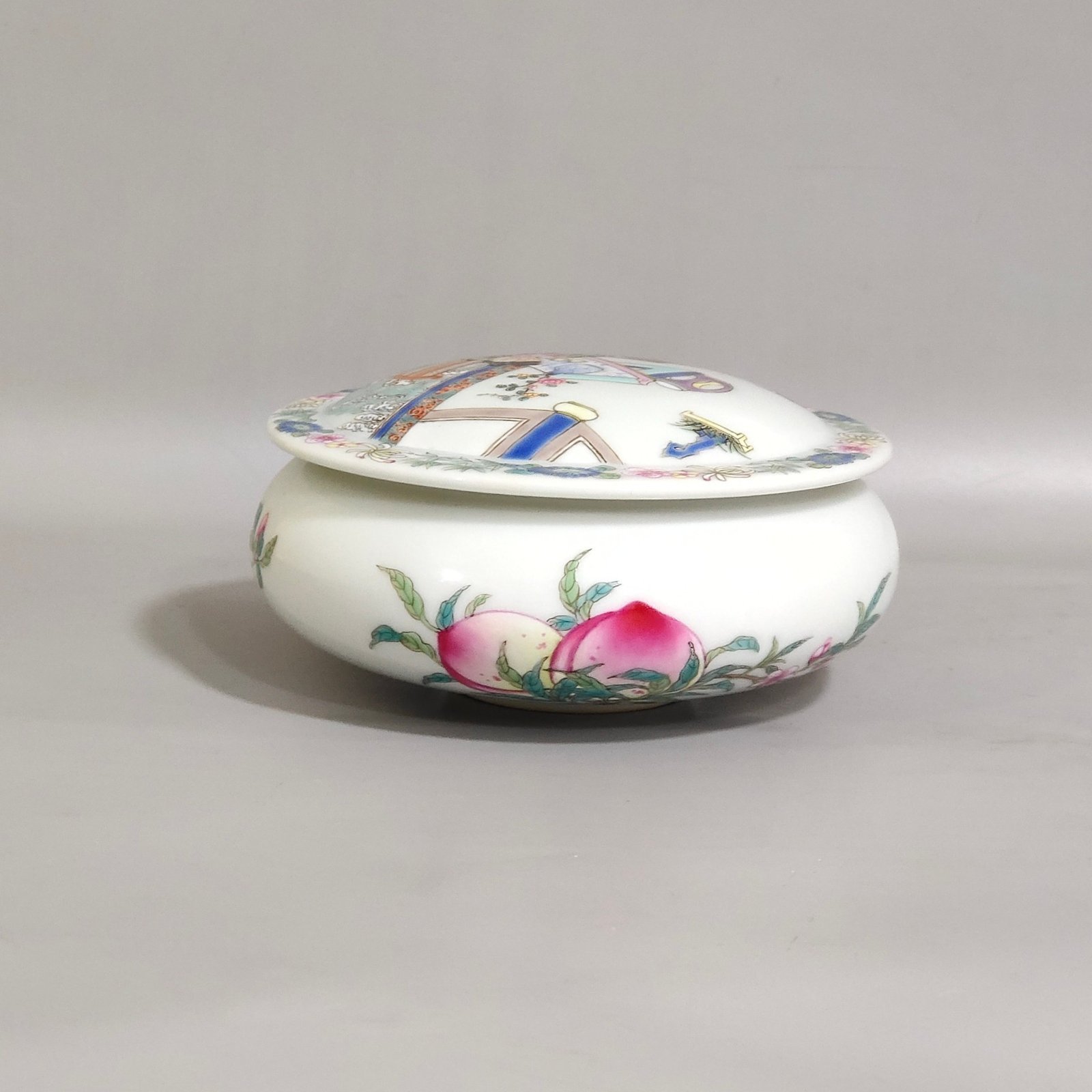 Qing Dynasty Yongzheng three fruit story chess box