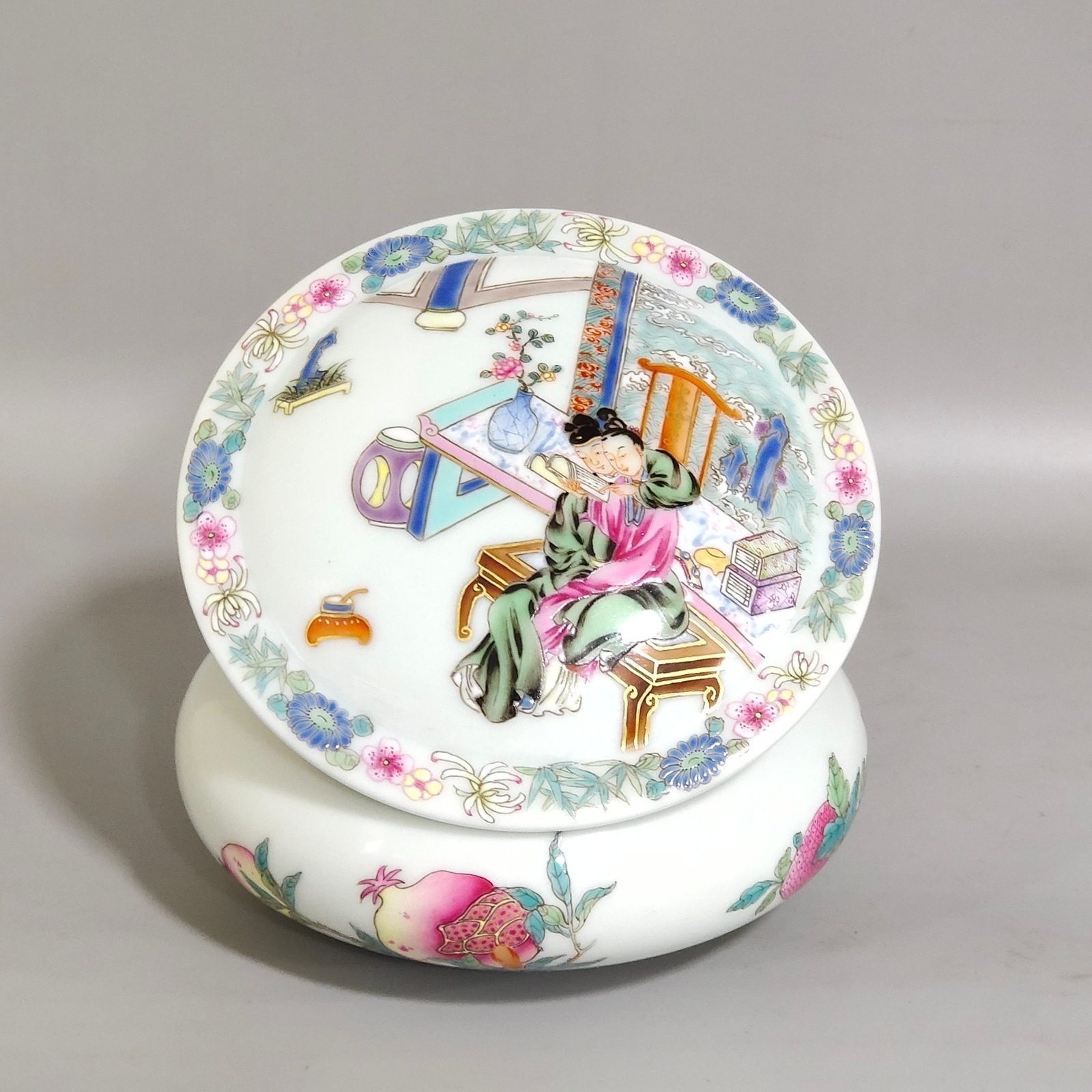 Qing Dynasty Yongzheng three fruit story chess box