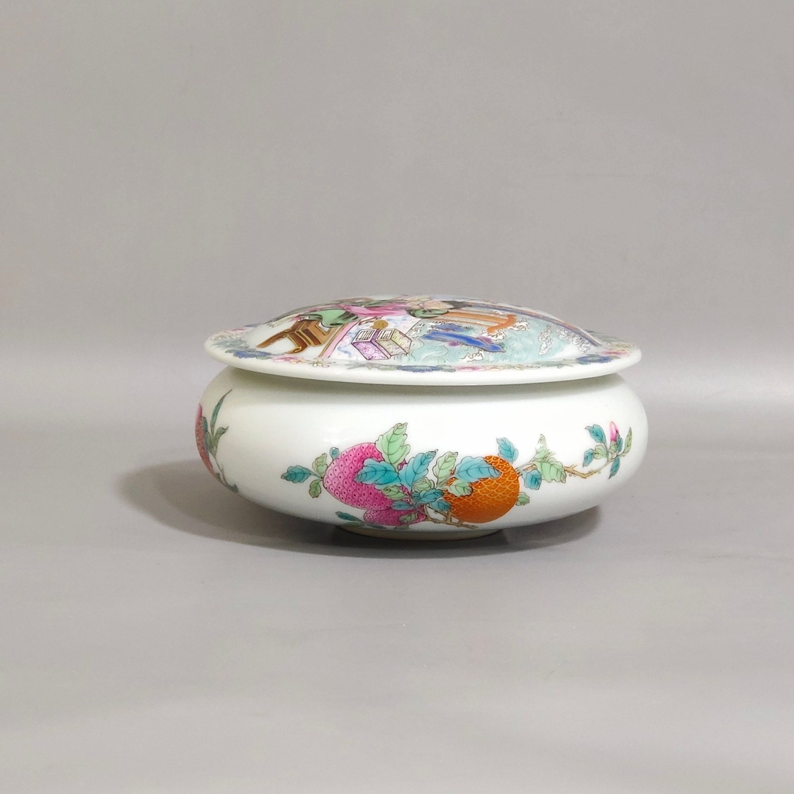 Qing Dynasty Yongzheng three fruit story chess box