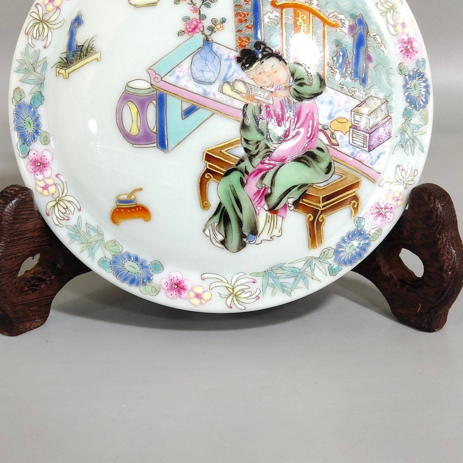 Qing Dynasty Yongzheng three fruit story chess box