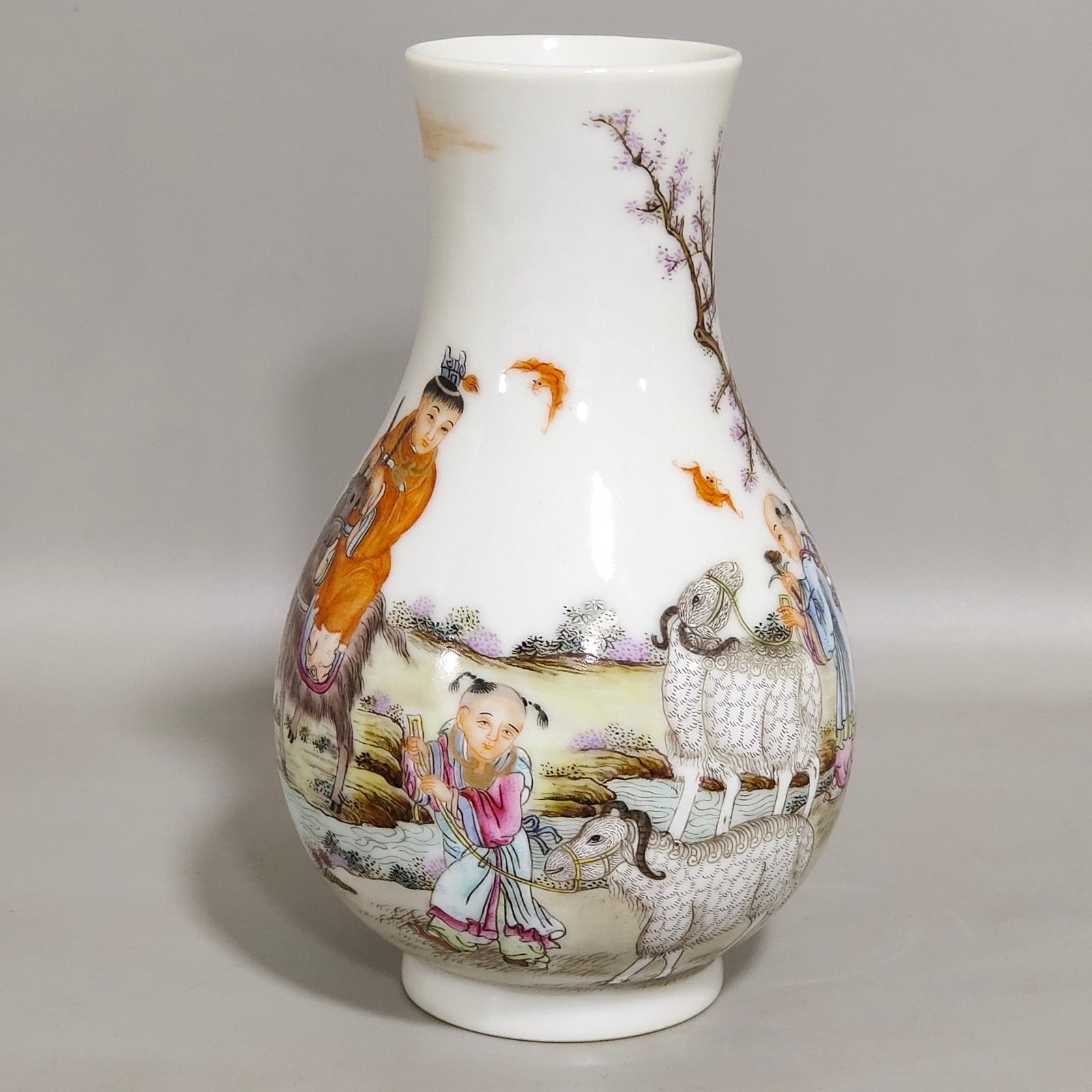 Qing Dynasty Yongzheng Sanyang Kaitai vial