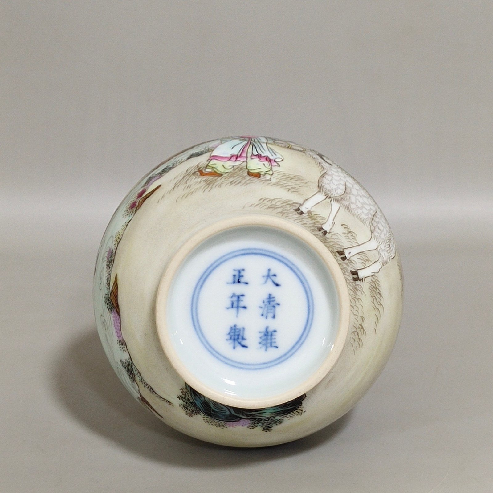 Qing Dynasty Yongzheng Sanyang Kaitai vial