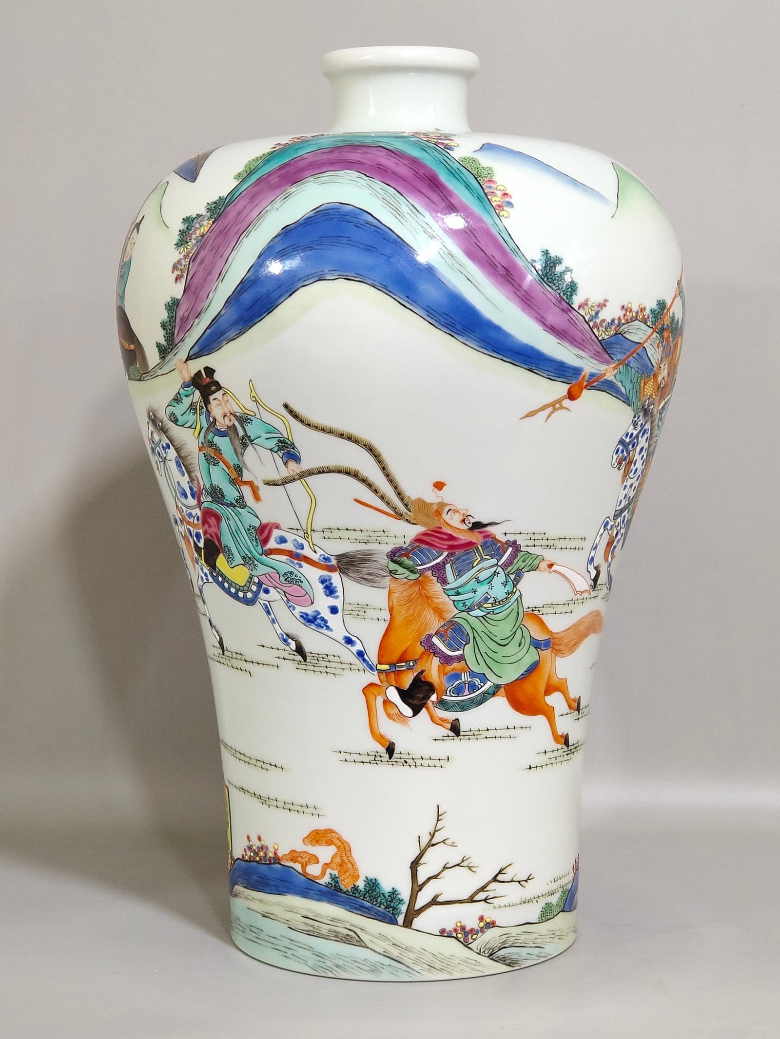 Qing Dynasty Yongzheng Three Heroes Fighting Lu Bu plum vase