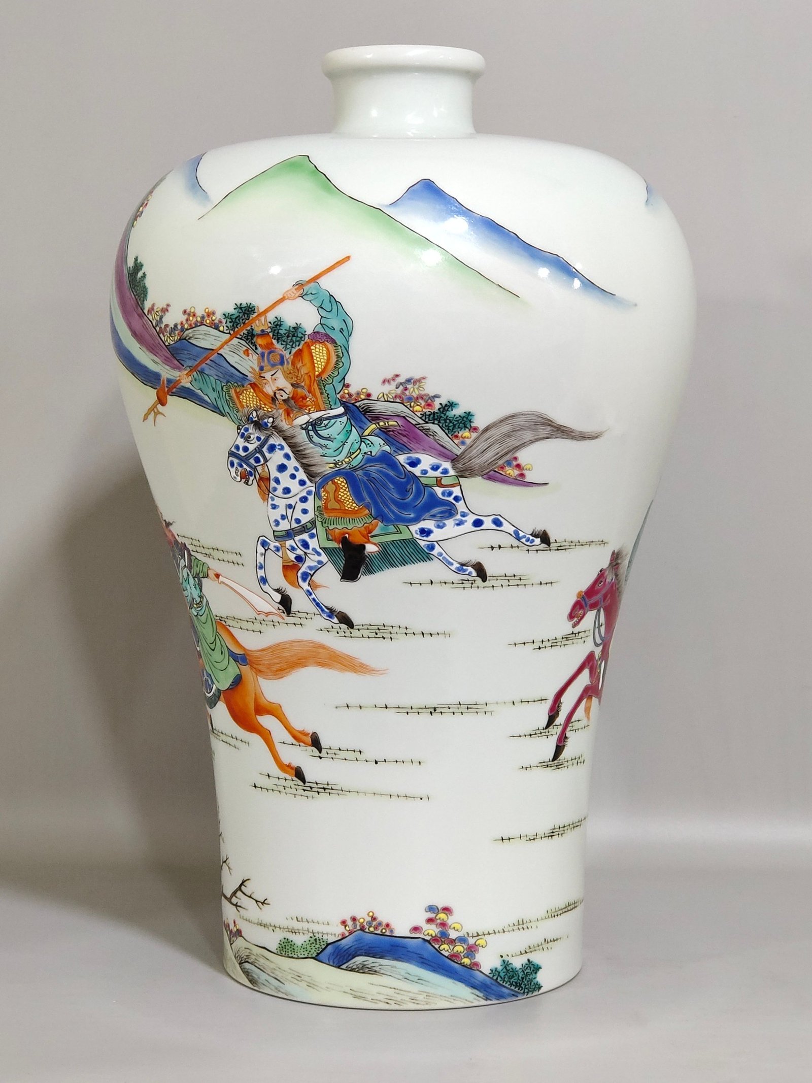 Qing Dynasty Yongzheng Three Heroes Fighting Lu Bu plum vase
