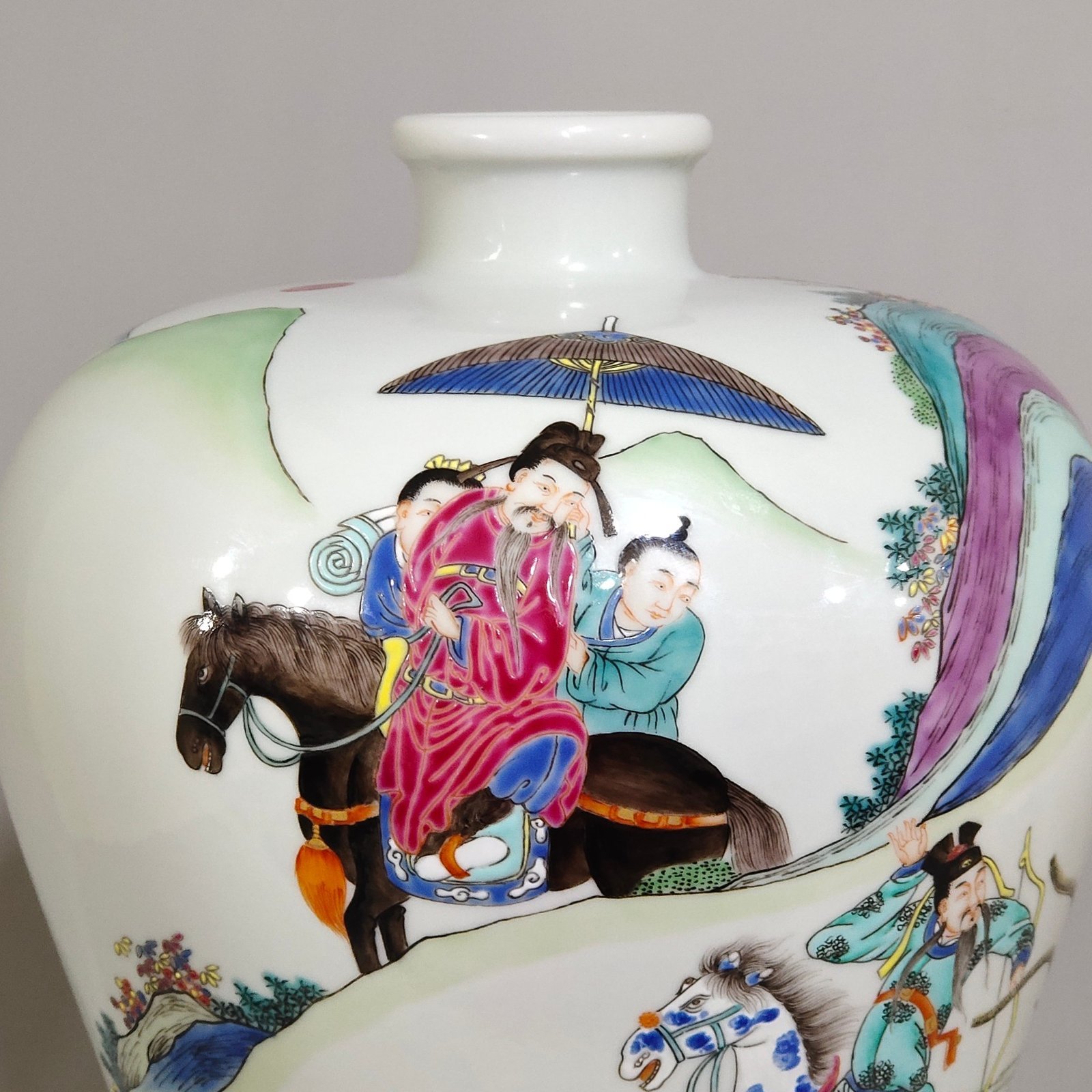 Qing Dynasty Yongzheng Three Heroes Fighting Lu Bu plum vase