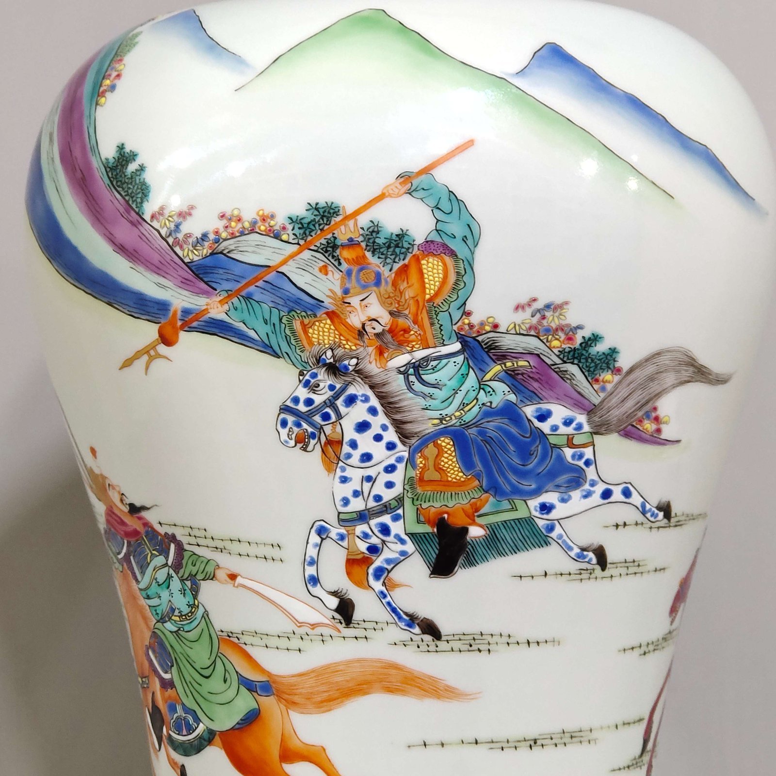 Qing Dynasty Yongzheng Three Heroes Fighting Lu Bu plum vase