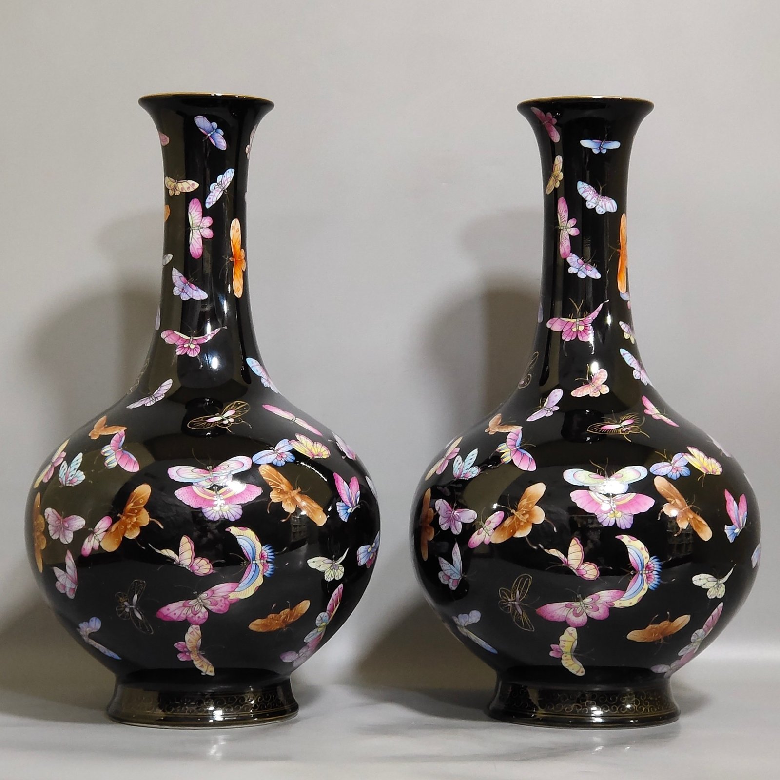Qing Dynasty Yongzheng black gold glaze hundred butterfly flask
