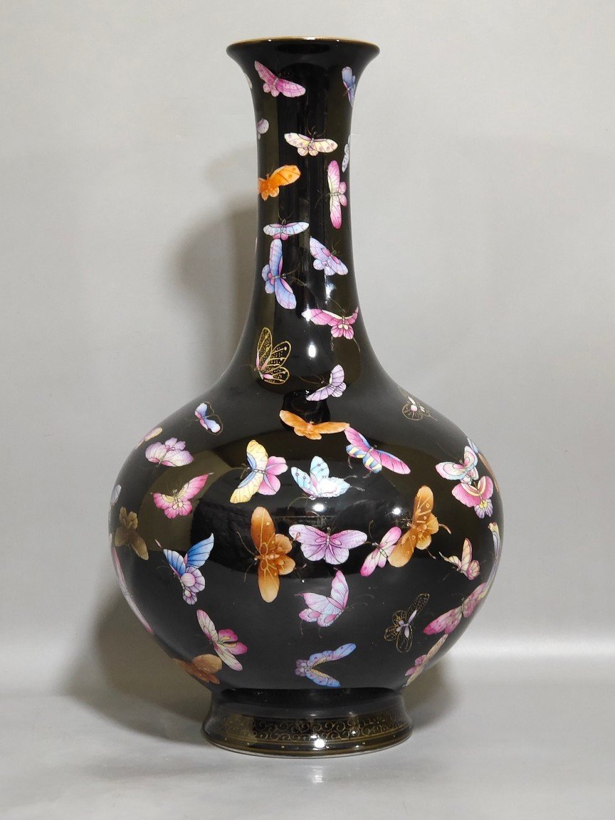 Qing Dynasty Yongzheng black gold glaze hundred butterfly flask