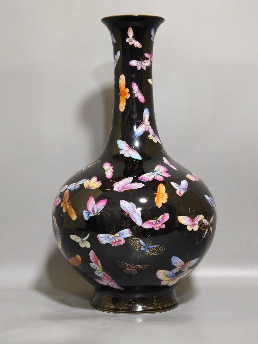 Qing Dynasty Yongzheng black gold glaze hundred butterfly flask