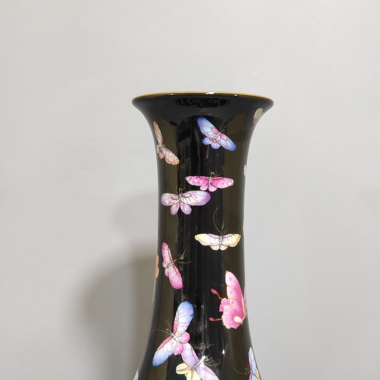 Qing Dynasty Yongzheng black gold glaze hundred butterfly flask