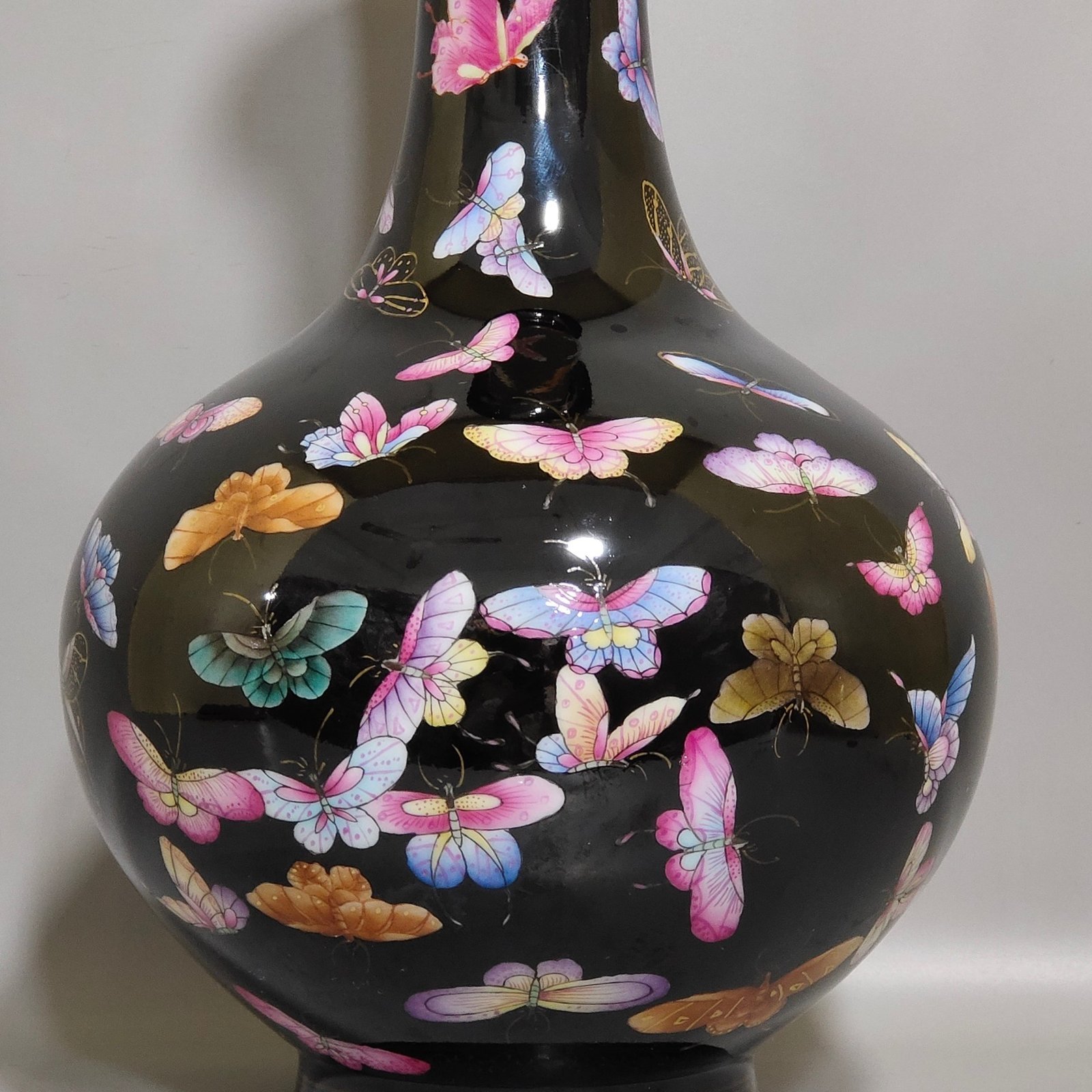 Qing Dynasty Yongzheng black gold glaze hundred butterfly flask