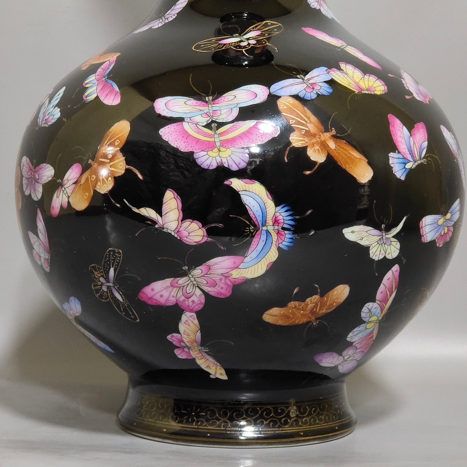 Qing Dynasty Yongzheng black gold glaze hundred butterfly flask
