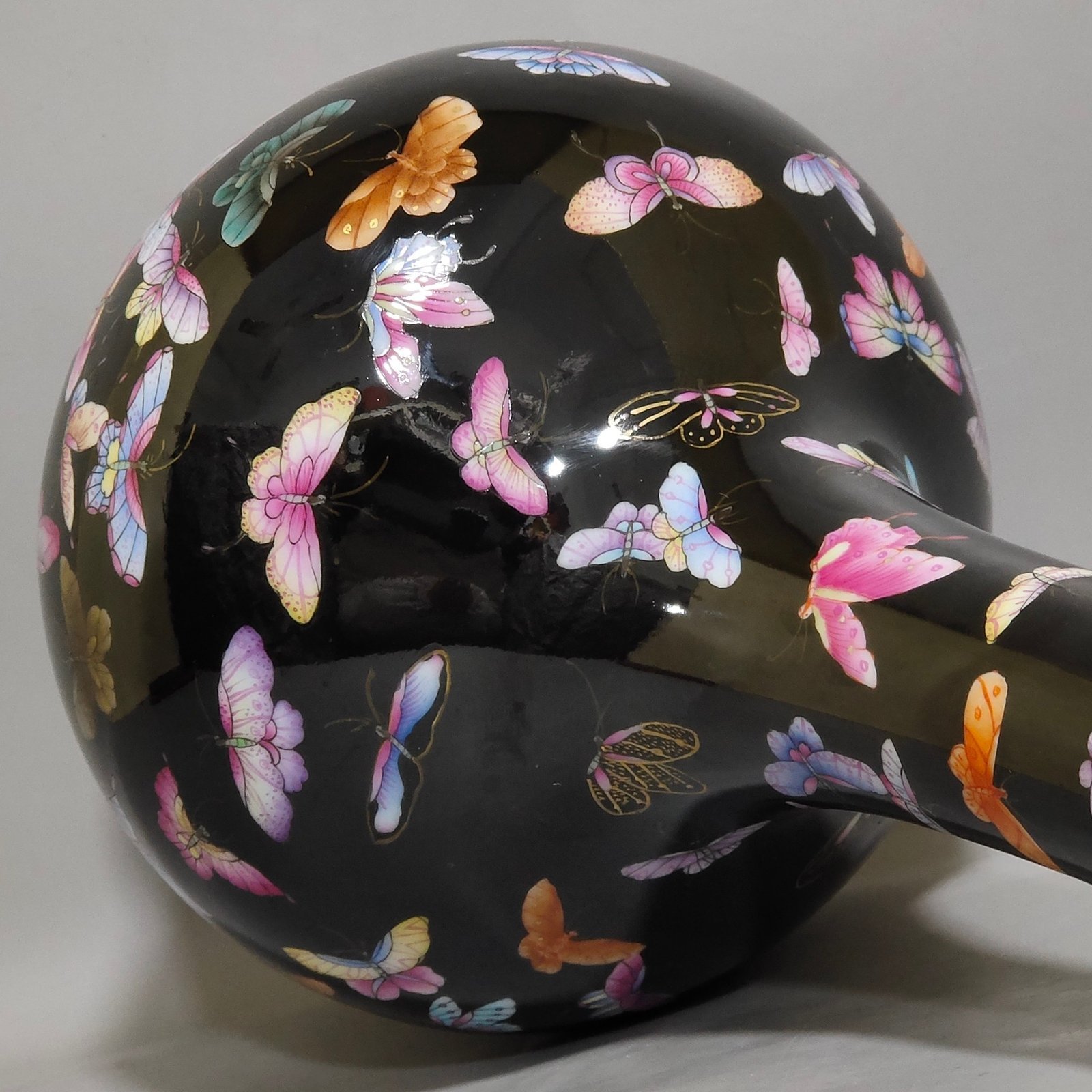 Qing Dynasty Yongzheng black gold glaze hundred butterfly flask