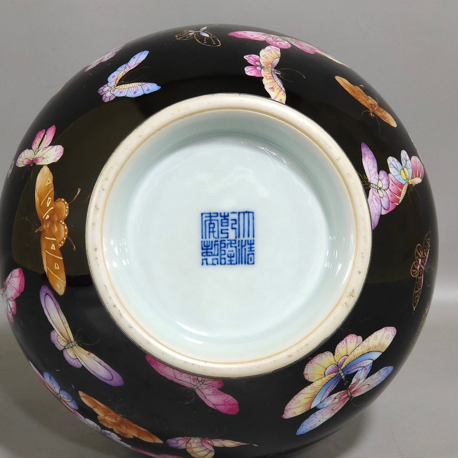 Qing Dynasty Yongzheng black gold glaze hundred butterfly flask