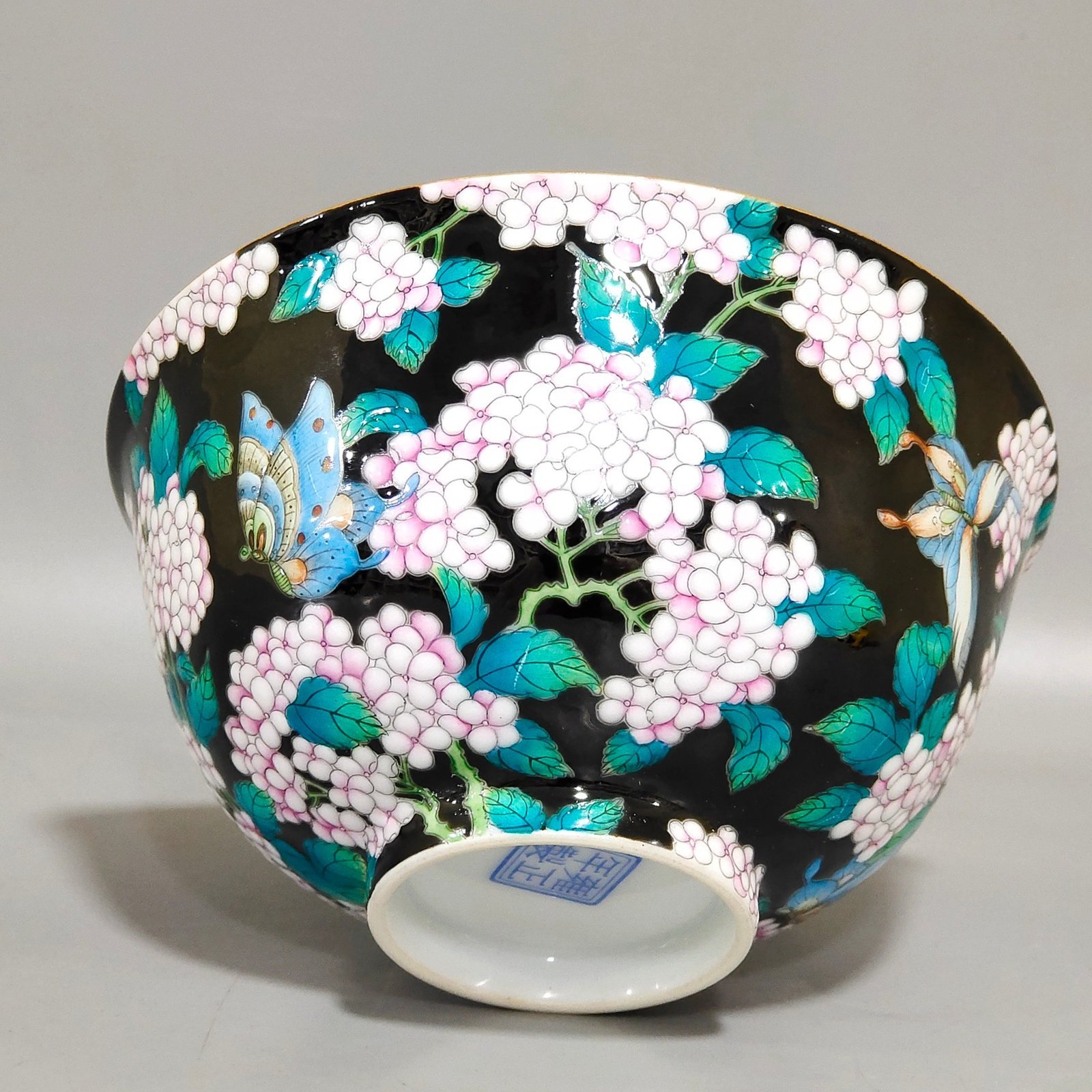 Qing Dynasty Yongzheng black gold glaze hydrangea bowl