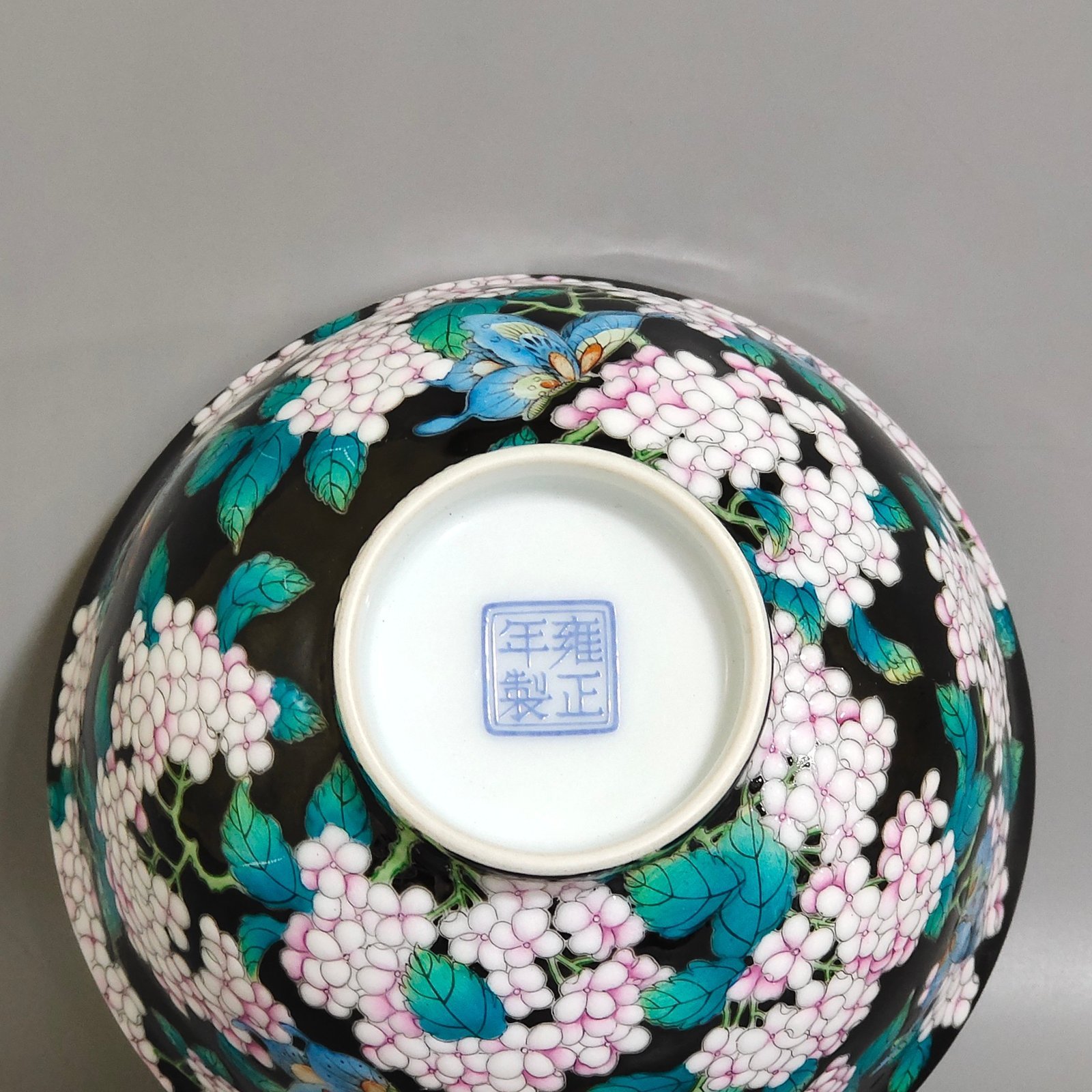 Qing Dynasty Yongzheng black gold glaze hydrangea bowl