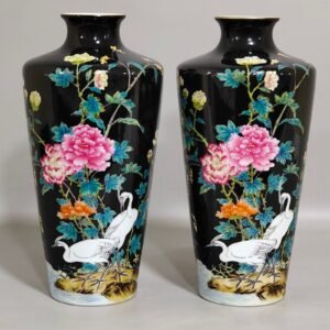 Qing Dynasty Yongzheng black gold glazed floral egret folded shoulder plum vase