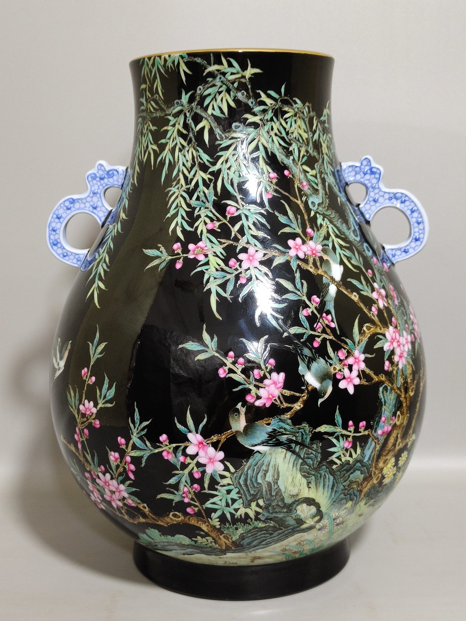 Qing Dynasty Yongzheng black gold glaze flower and bird Buddha barrel statue
