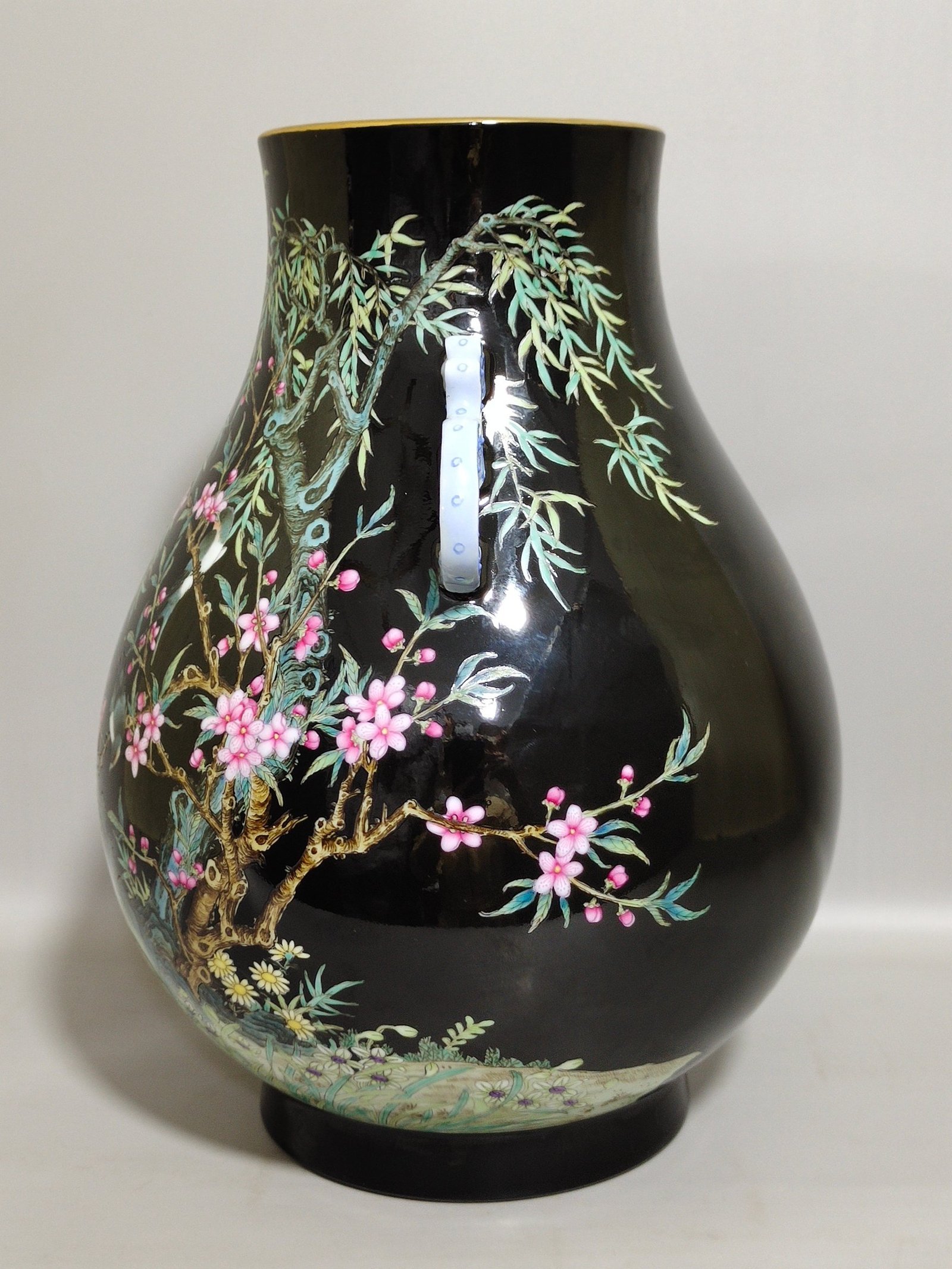 Qing Dynasty Yongzheng black gold glaze flower and bird Buddha barrel statue
