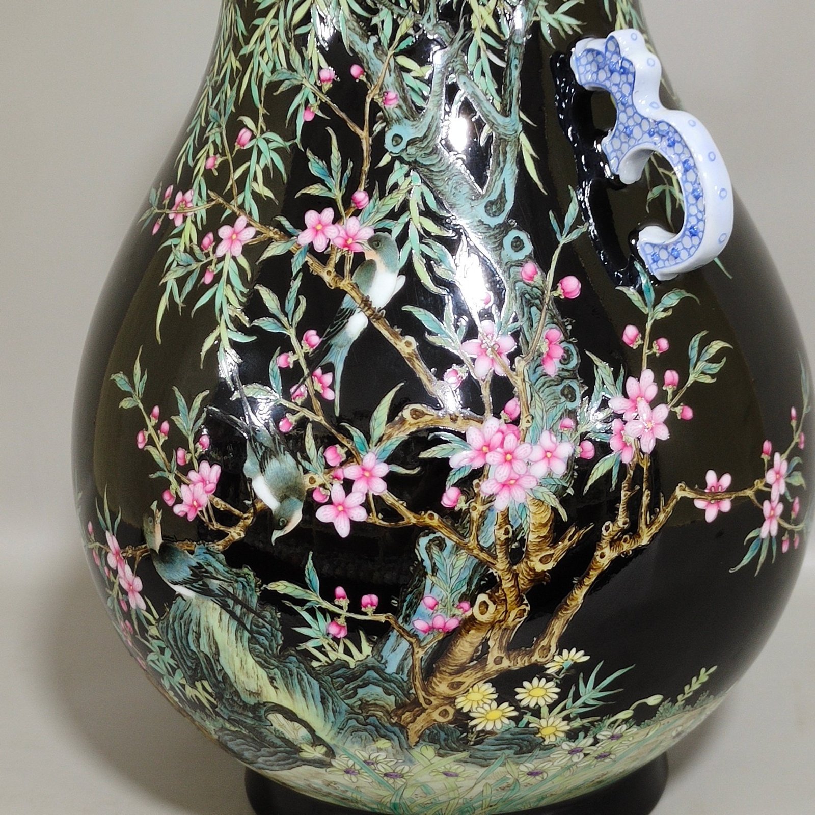 Qing Dynasty Yongzheng black gold glaze flower and bird Buddha barrel statue