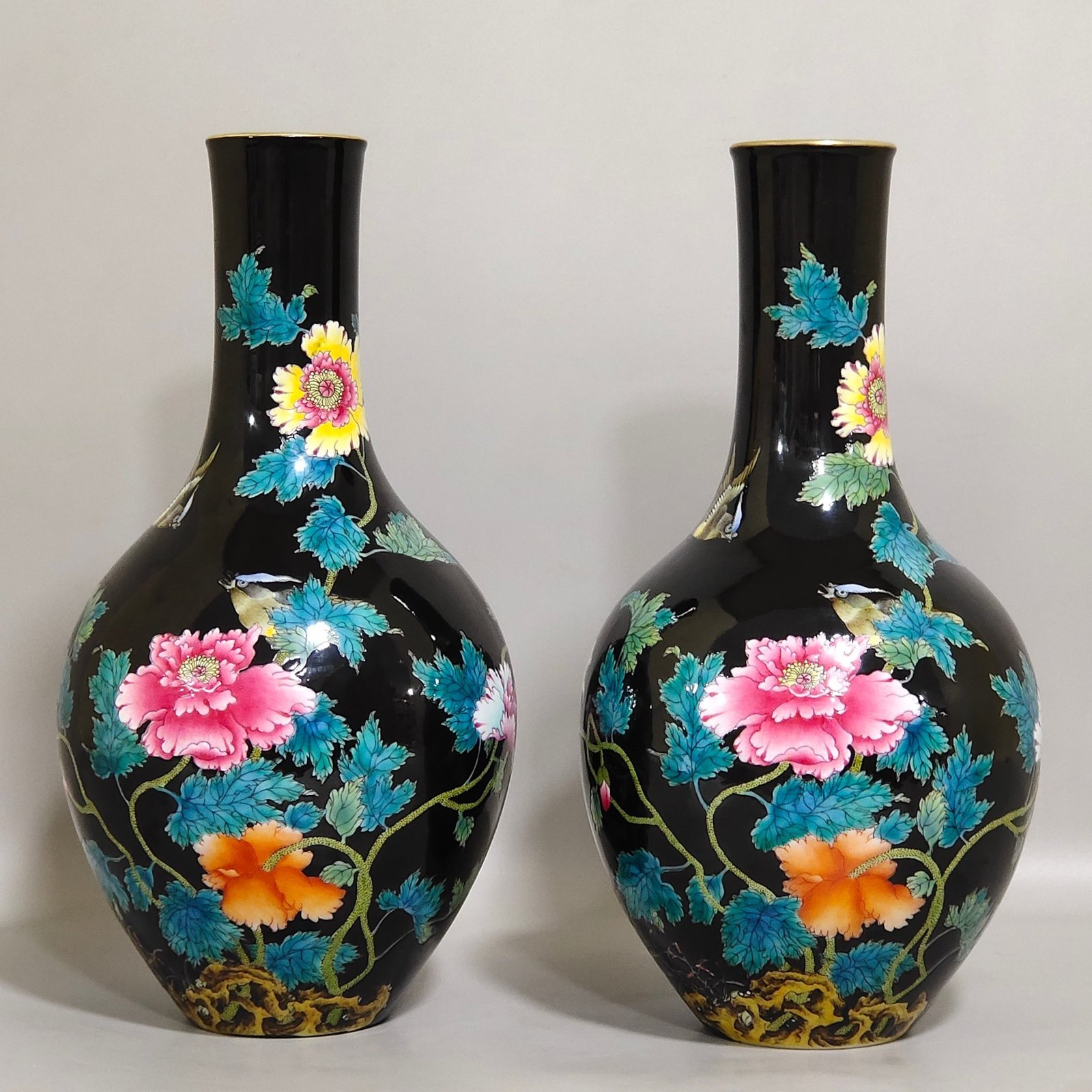 Qing Dynasty Yongzheng black gold glaze poppy poem olive vase