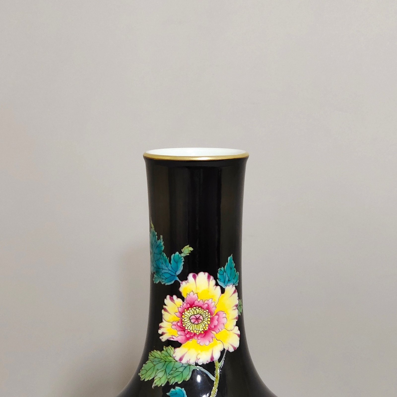 Qing Dynasty Yongzheng black gold glaze poppy poem olive vase