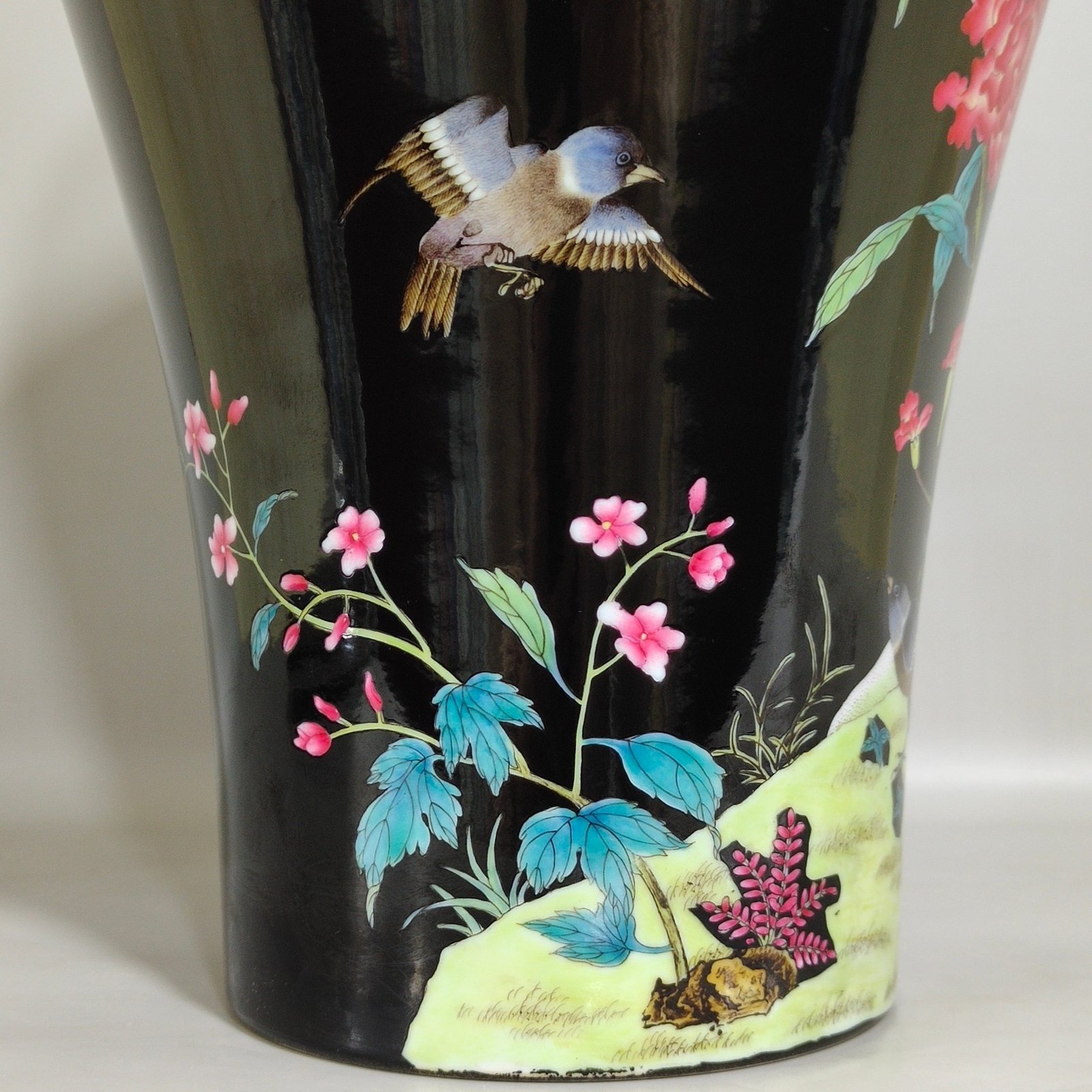 Qing Dynasty Yongzheng black gold glaze cockscomb flower and bird poems plum vase