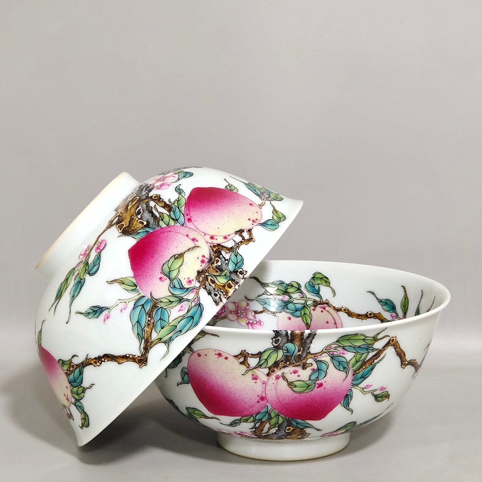 Qing Dynasty Yongzheng Five Blessings and Eight Peach Over-the-Wall Bowl