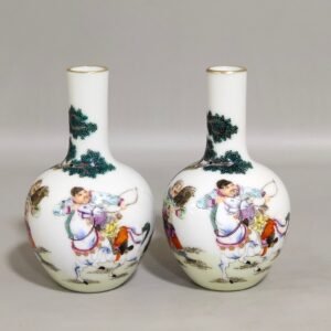 Qing Dynasty Yongzheng A small celestial sphere vase with stories