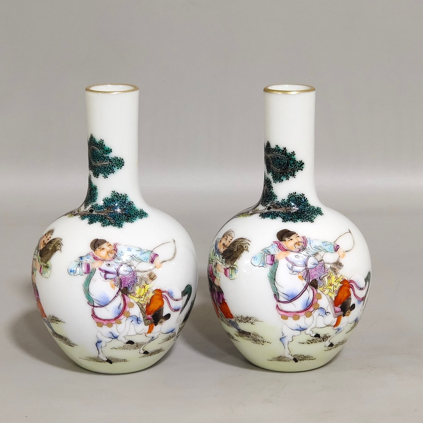 Qing Dynasty Yongzheng A small celestial sphere vase with stories