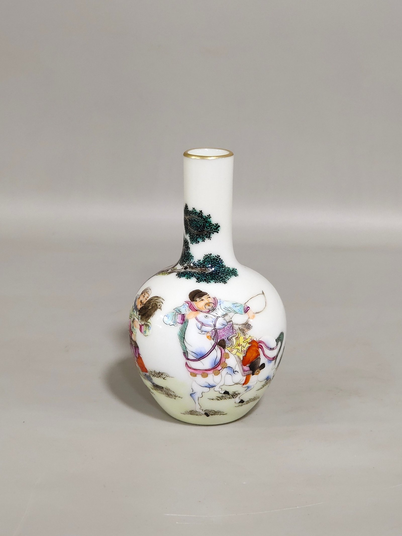 Qing Dynasty Yongzheng A small celestial sphere vase with stories