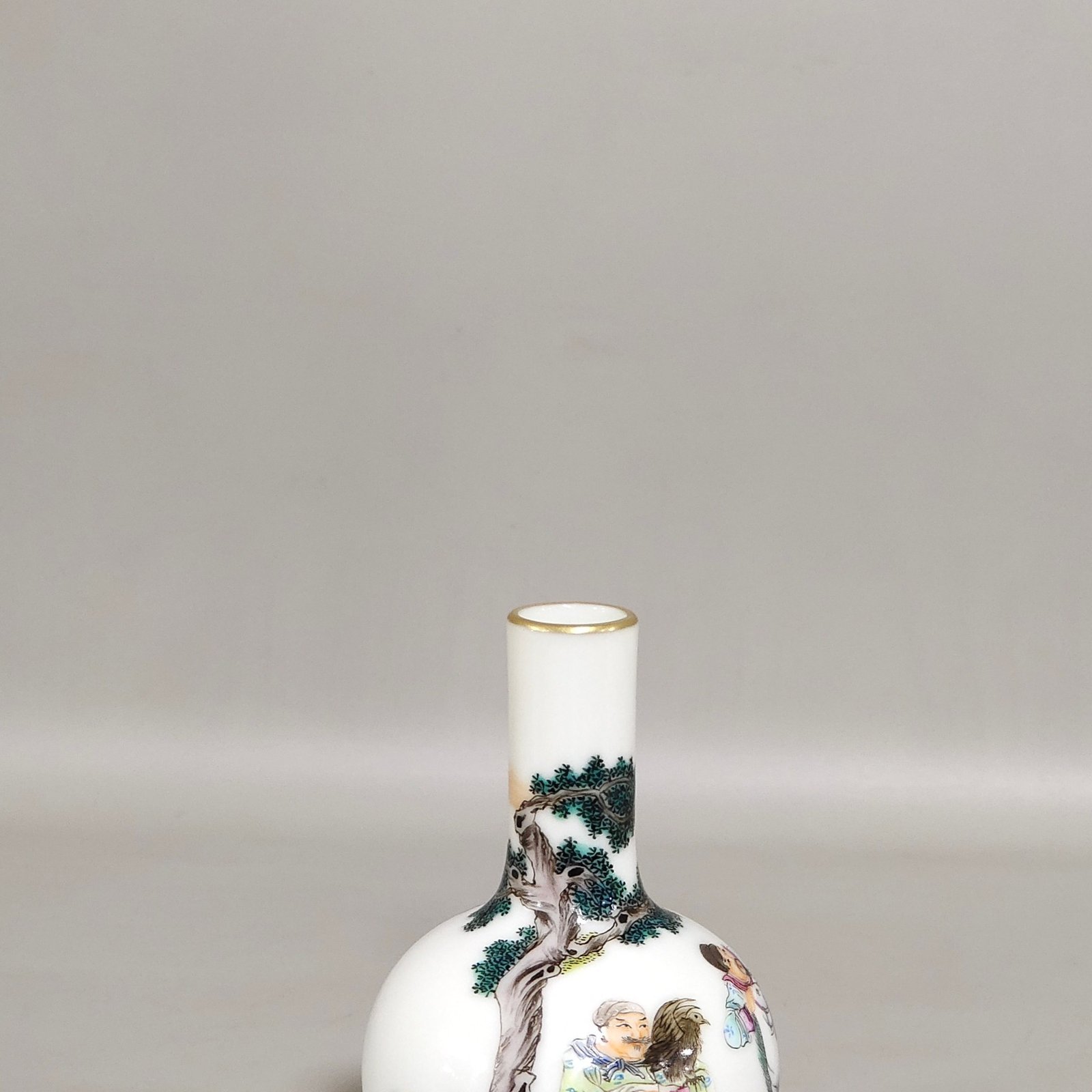 Qing Dynasty Yongzheng A small celestial sphere vase with stories