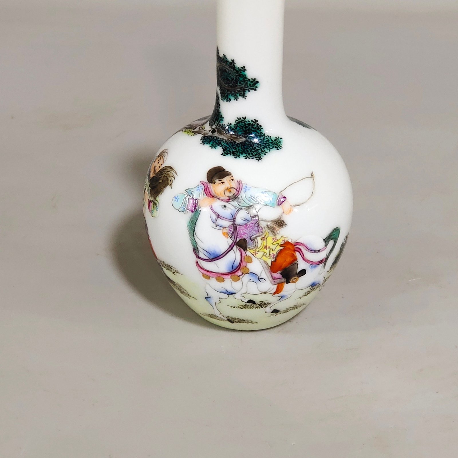 Qing Dynasty Yongzheng A small celestial sphere vase with stories